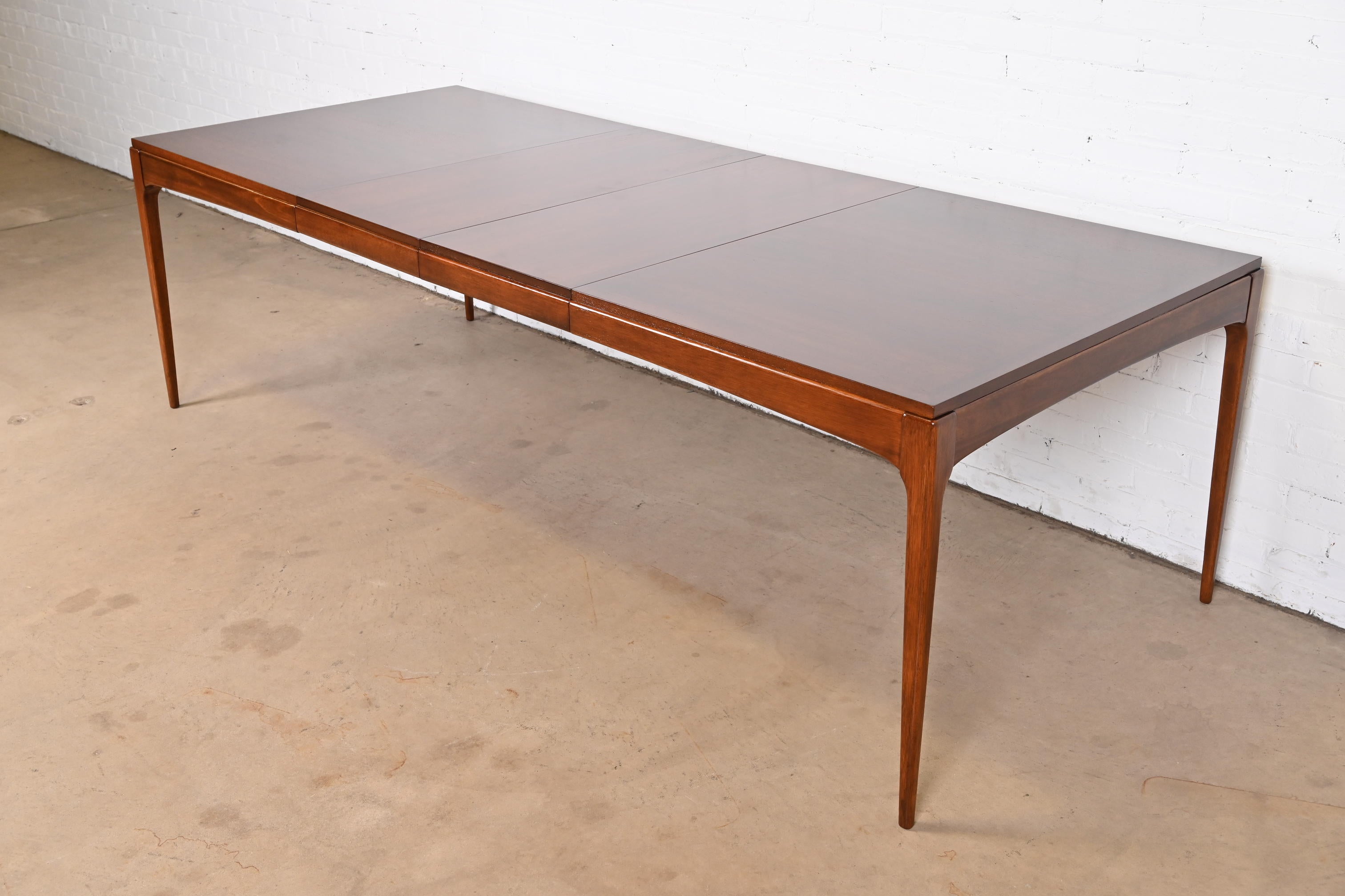 An exceptional Mid-Century Modern sculpted walnut extension dining table

In the manner of Paul McCobb

By Lane Furniture

USA, 1960s

Measures: 62.75