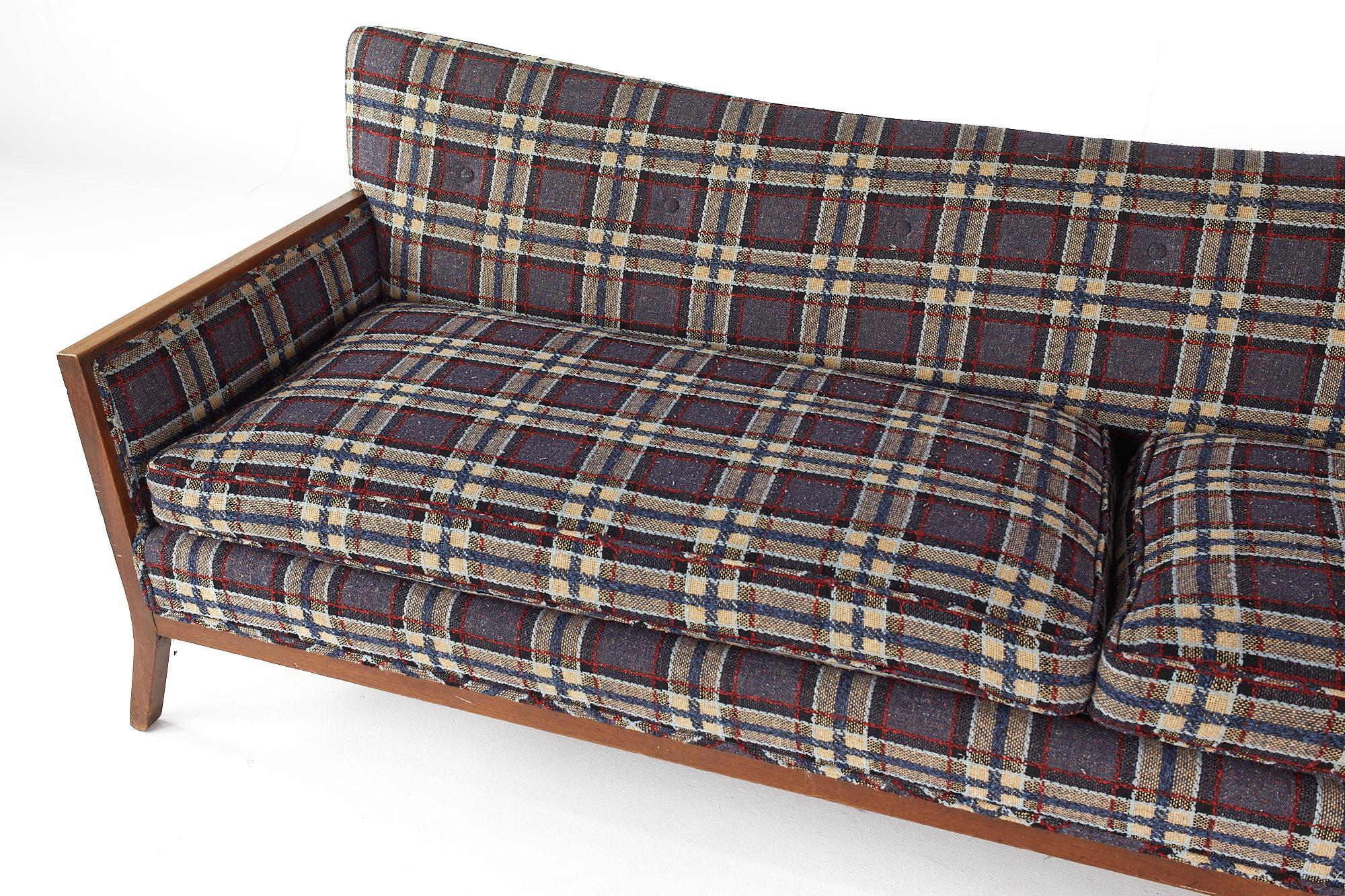 Mid-Century-Sofa aus Nussbaumholz im Paul McCobb-Stil (amerikanisch) im Angebot