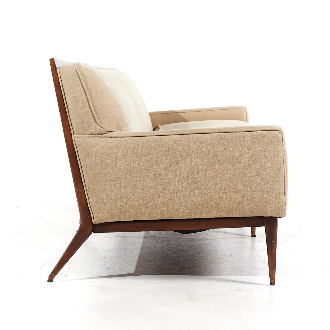 Paul McCobb Stil Mid Century Nussbaum Sofa (amerikanisch) im Angebot