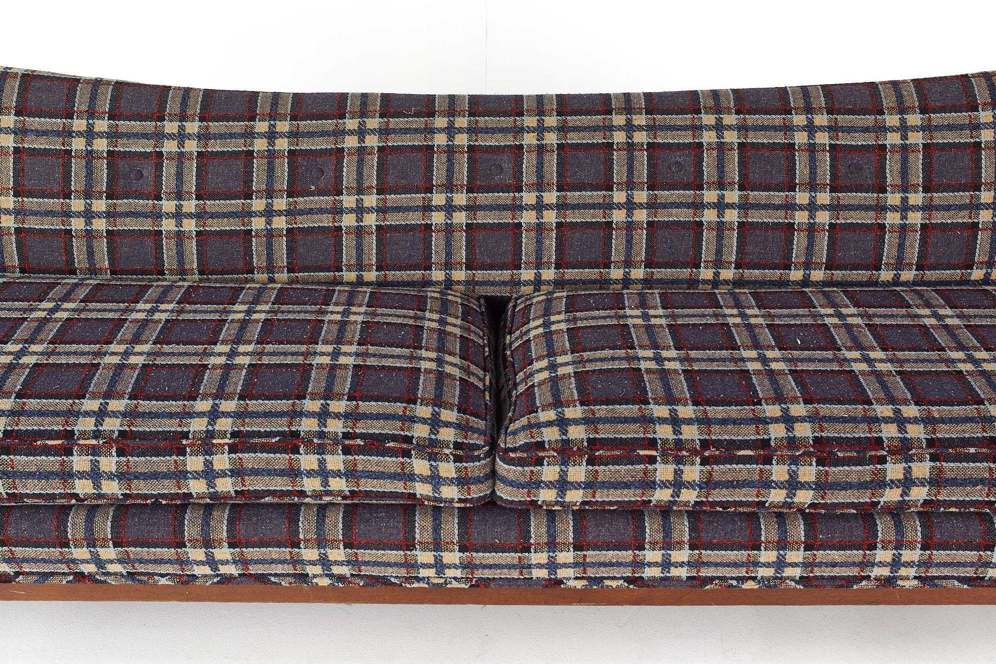 Mid-Century-Sofa aus Nussbaumholz im Paul McCobb-Stil im Zustand „Gut“ im Angebot in Countryside, IL
