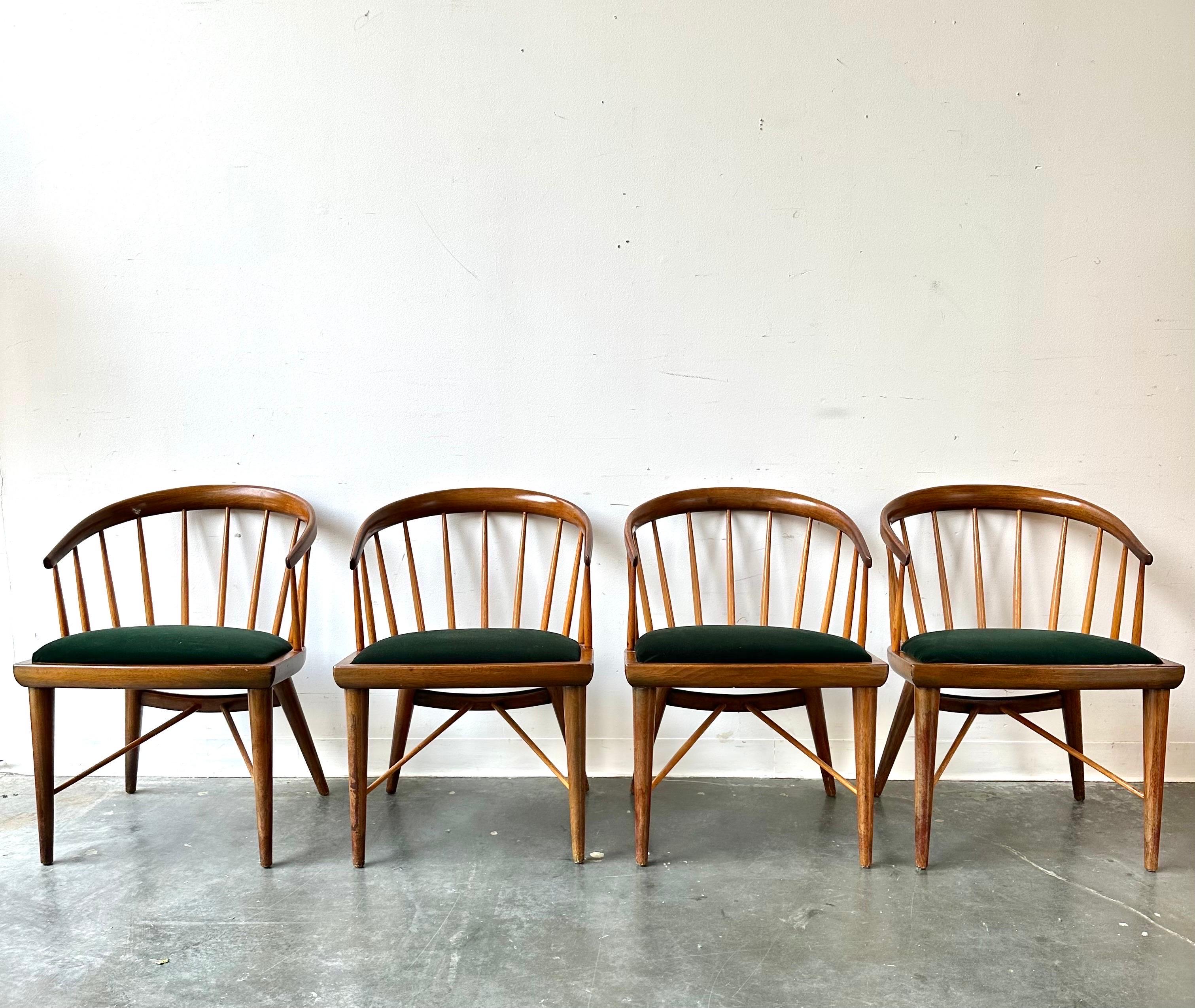 Barrel back dining chairs

In the manner of Paul Mccobb set of six chair dining with new green velvet upholstery.

Gorgeous look with some vintage wear.