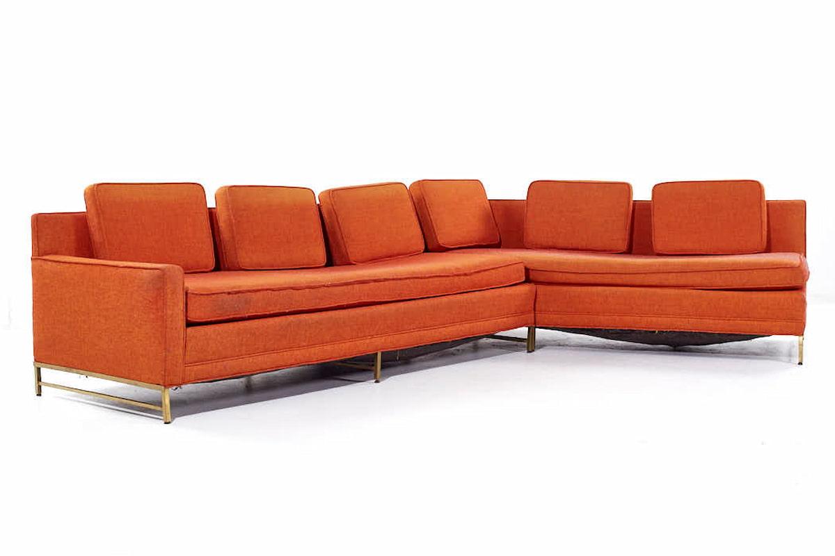 Paul McCobb Style Rowe Mid Century Brass Sectional Sofa

Dieses Sofa misst: 137 breit x 79 tief x 31,5 Zoll hoch, mit einer Sitzhöhe von 18 und Armhöhe von 21,5 Zoll

Alle Möbelstücke sind in einem so genannten restaurierten Vintage-Zustand zu