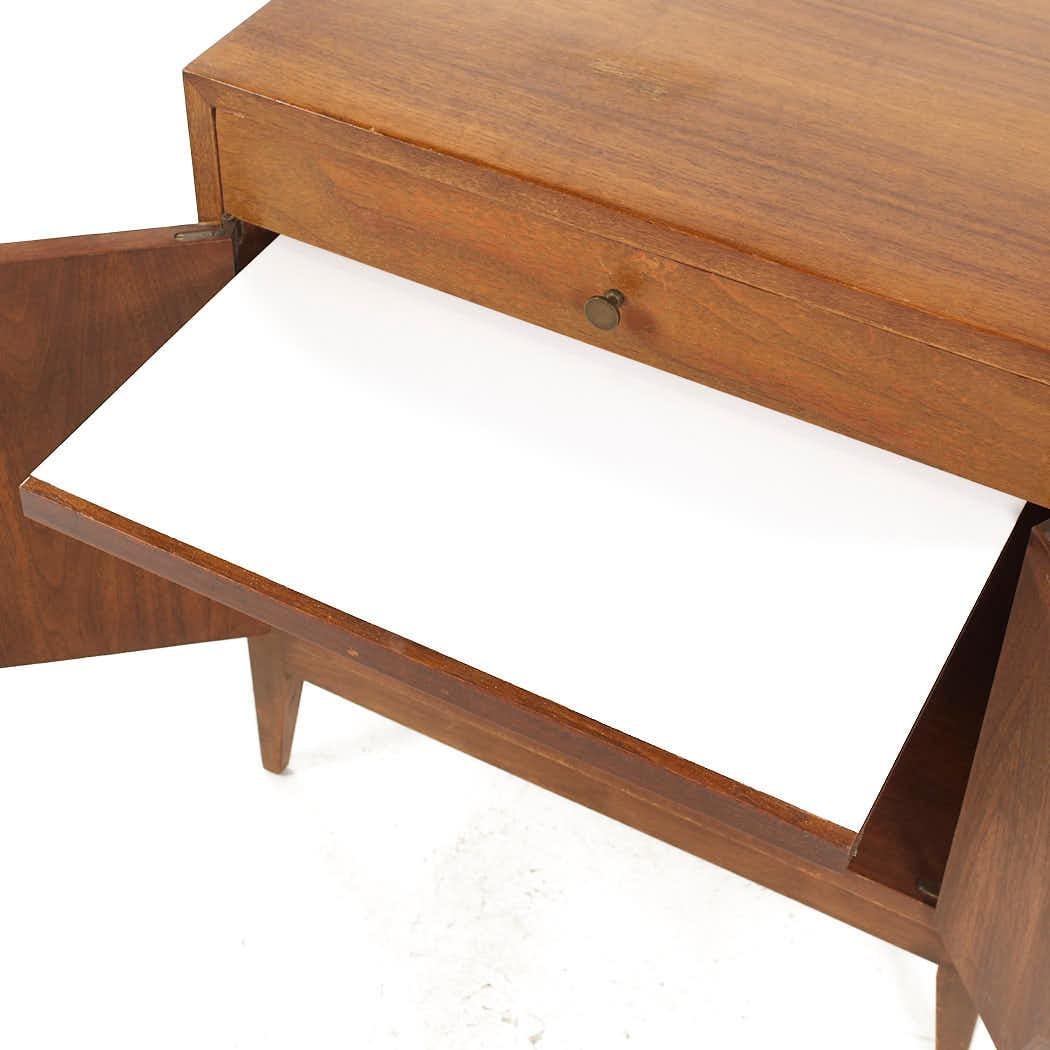Paul McCobb Style West Michigan Mid Century Walnut and Brass Nightstands - Pair For Sale 7