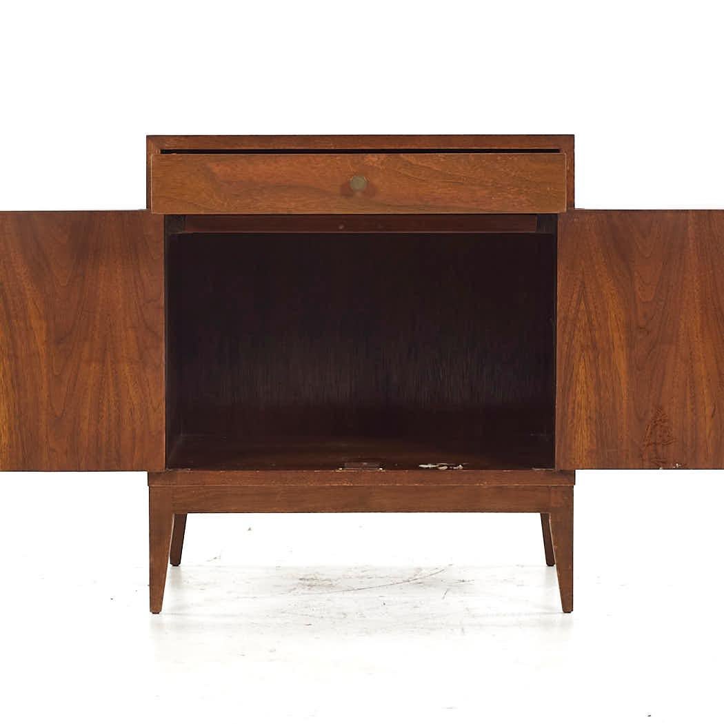 Paul McCobb Style West Michigan Mid Century Walnut and Brass Nightstands - Pair For Sale 8