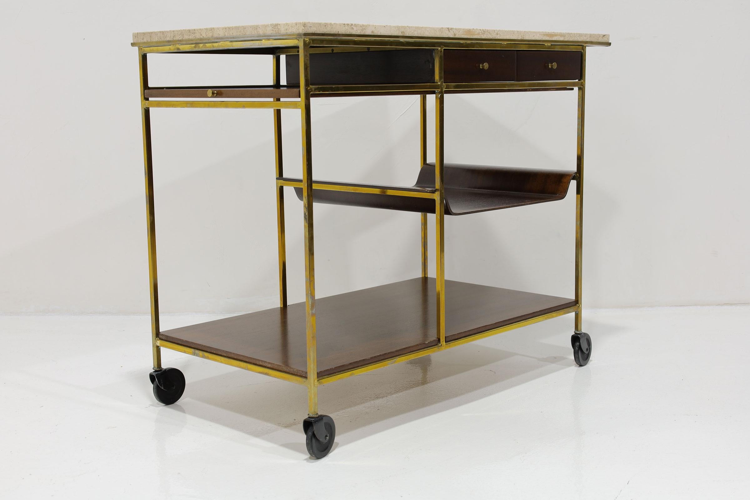 Rehaussez votre décoration intérieure avec cet exquis chariot de bar en laiton et acajou de Paul McCobb, exclusivement conçu pour les amateurs éclairés de la modernité du milieu du siècle dernier. Doté d'un luxueux plateau en travertin au-dessus