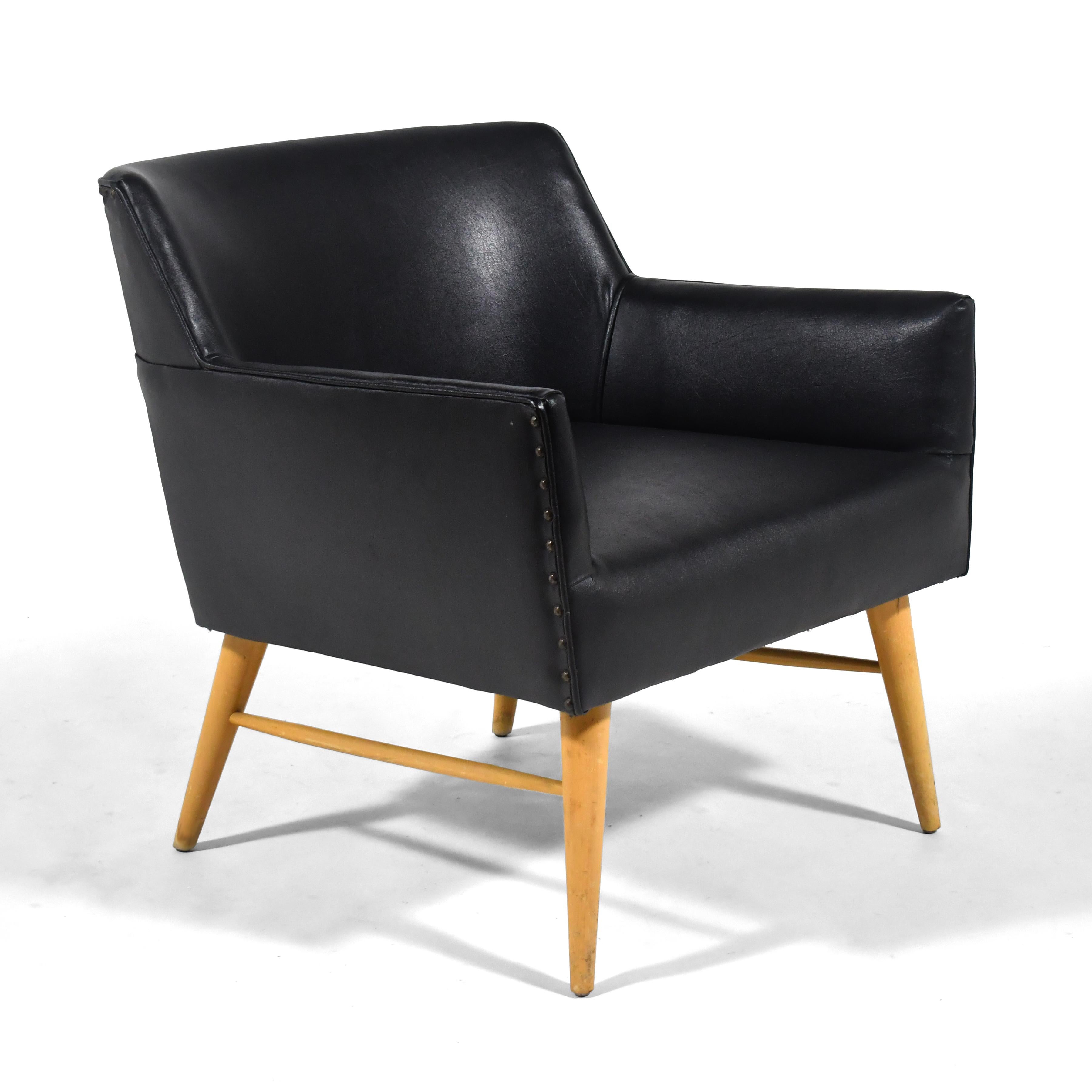 This uncommon design by Paul McCobb is classic mid-century modern design. With it's clean lines and splayed tapered legs, it is stylish but unpretentious. A generous seat makes it very comfortable and its solid build quality means it can easily be