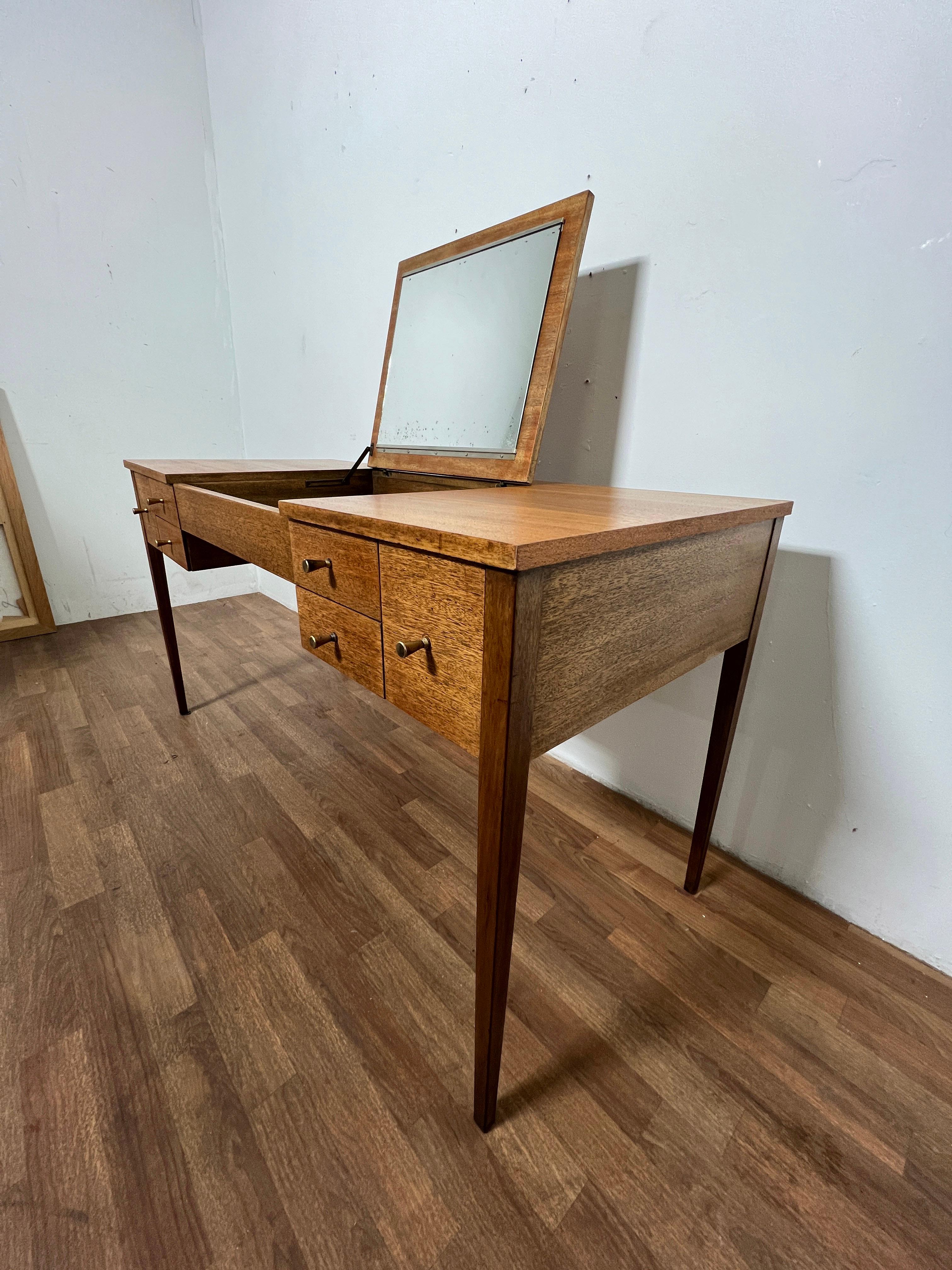 Mid-20th Century Paul McCobb Vanity Table for Calvin, Irwin Collection, Circa 1950s For Sale