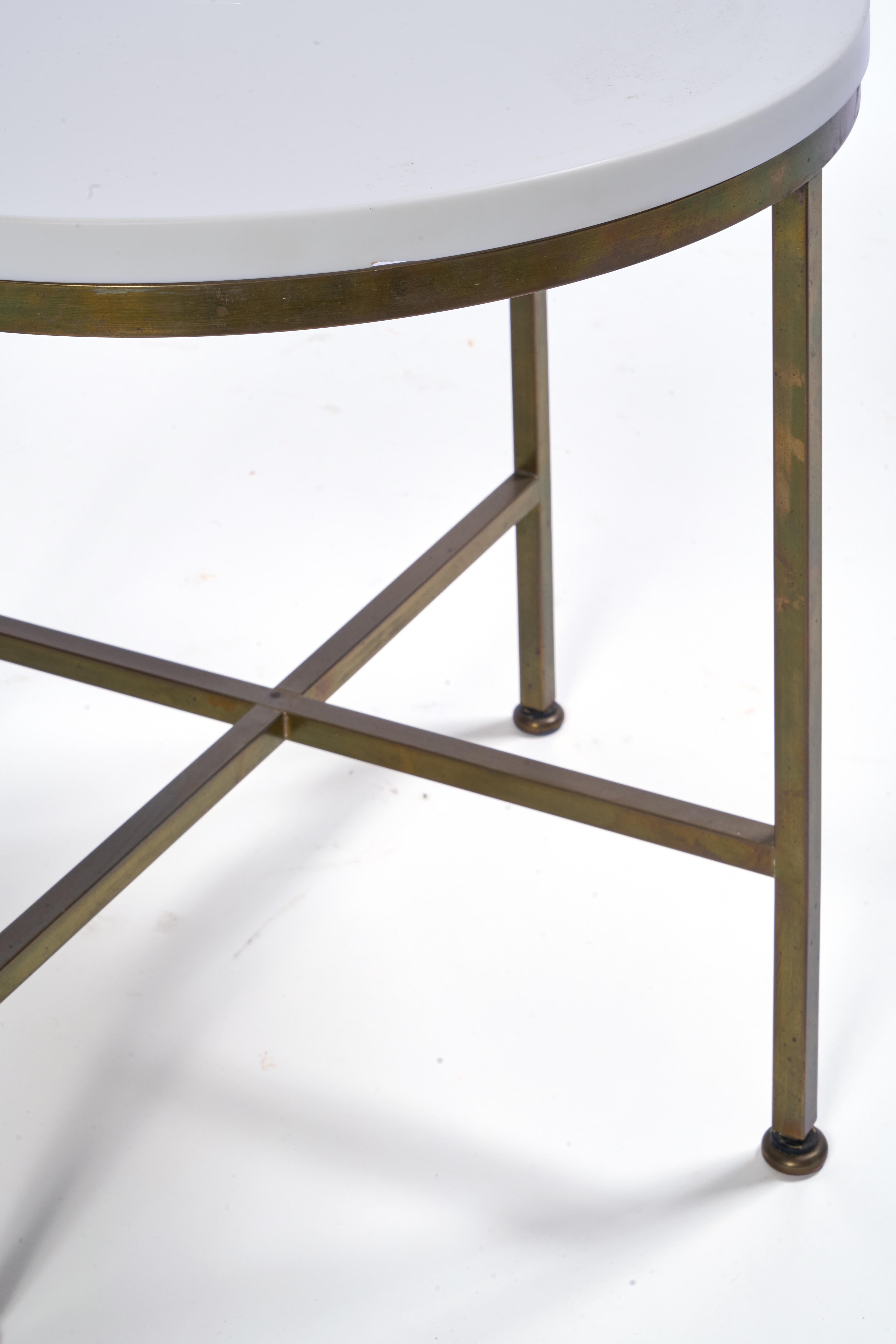 Milieu du XXe siècle Paul McCobb Vitrolite Round Brass Tables, a Pair en vente