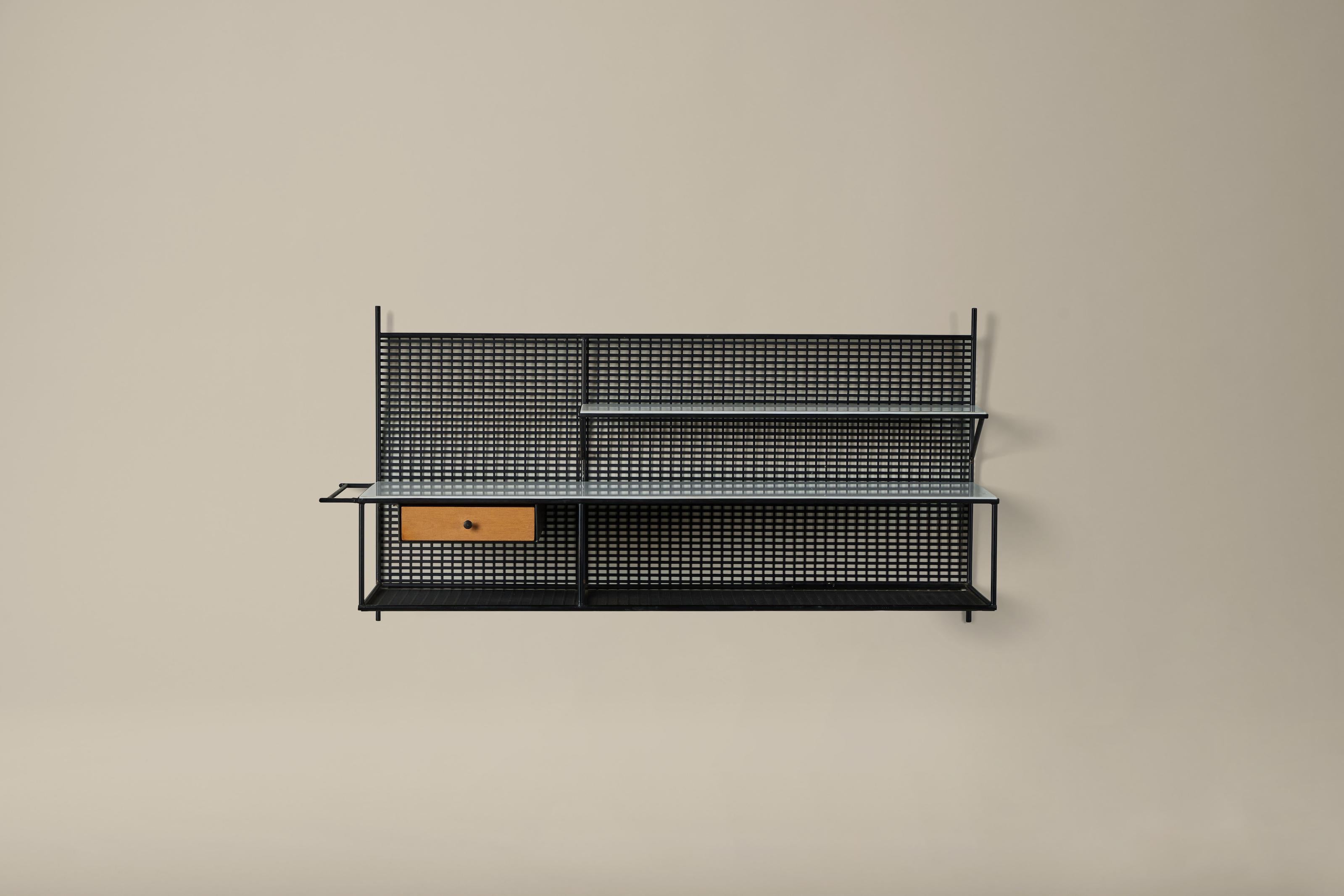 Presentamos una extraordinaria consola flotante de pared de tres niveles de mediados de siglo, una codiciada pieza diseñada por el estimado Paul McCobb para Bryce Originals en la década de 1950. Con su elegante diseño y su práctica funcionalidad,