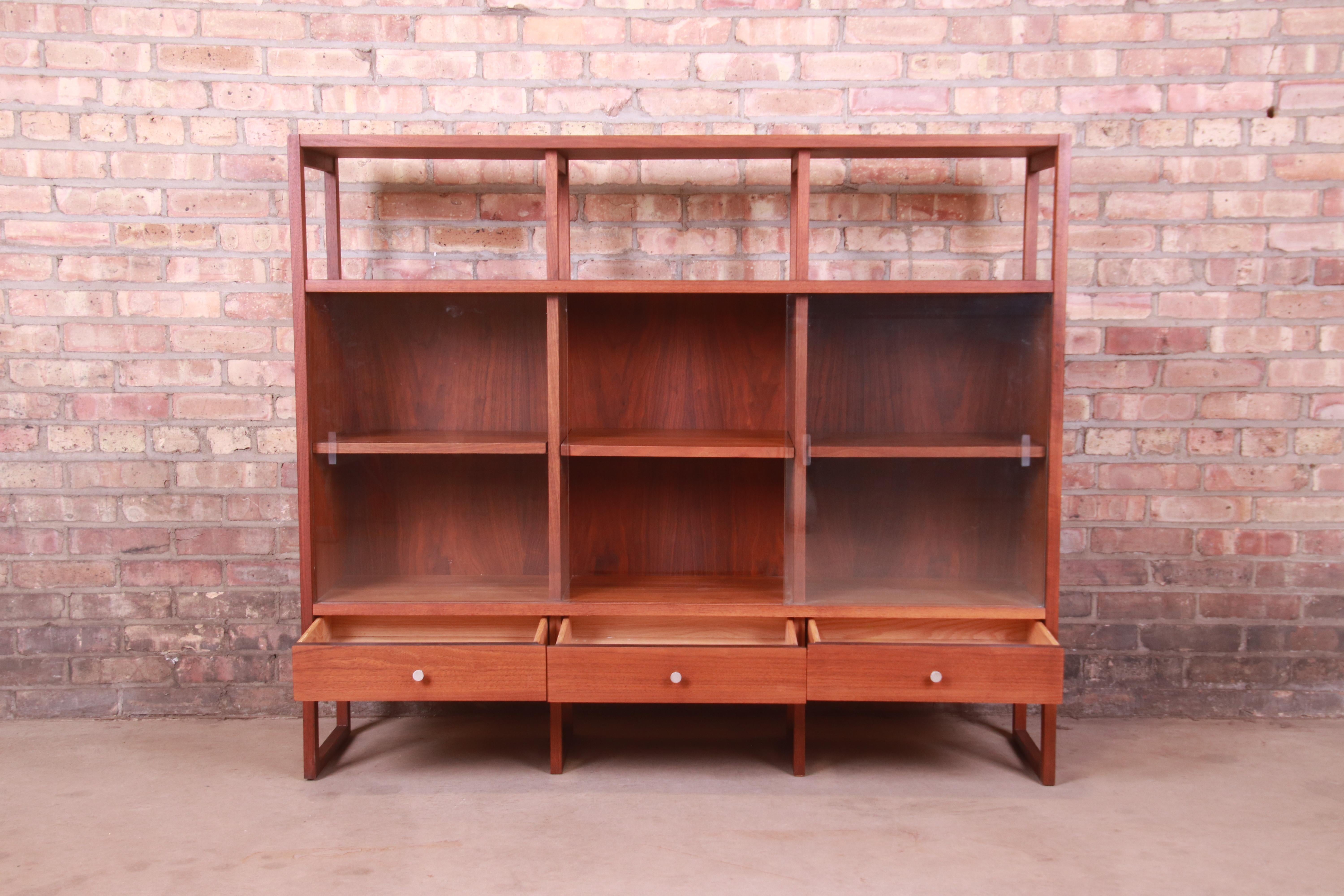 Mid-20th Century Paul McCobb Walnut Bookcase or Wall Unit, 1960s