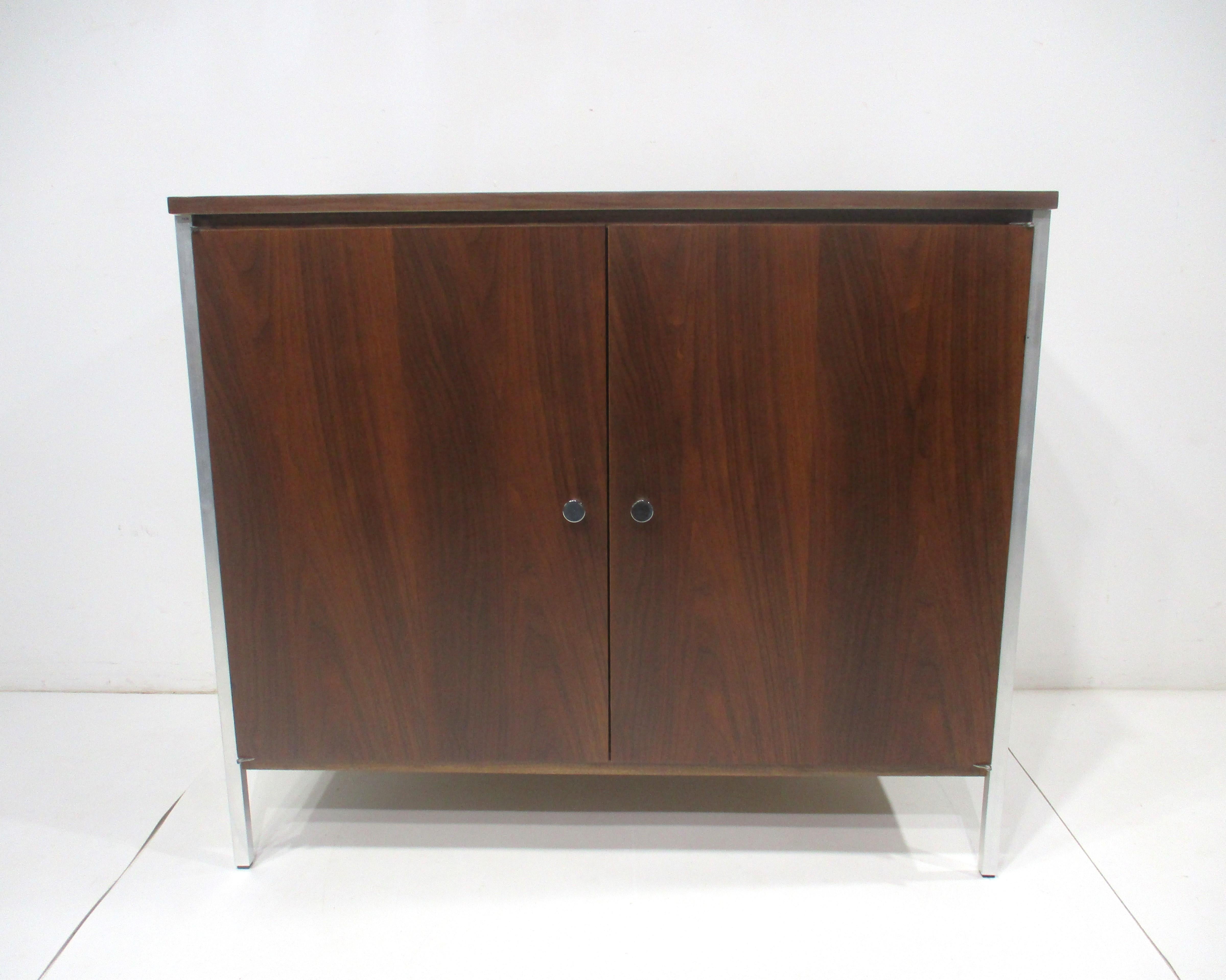 Armario de nogal Paul McCobb para la colección Connoisseur de H. Sacks & Sons en venta 4