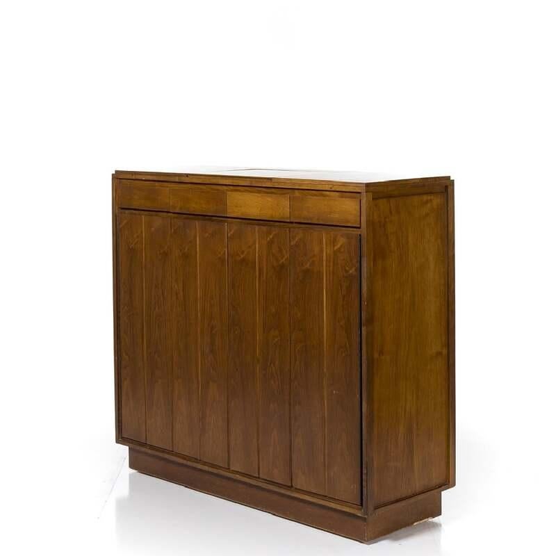 Paul McCobb Nussbaum-Gentleman's Chest:: ca. 1960er Jahre (Moderne der Mitte des Jahrhunderts) im Angebot