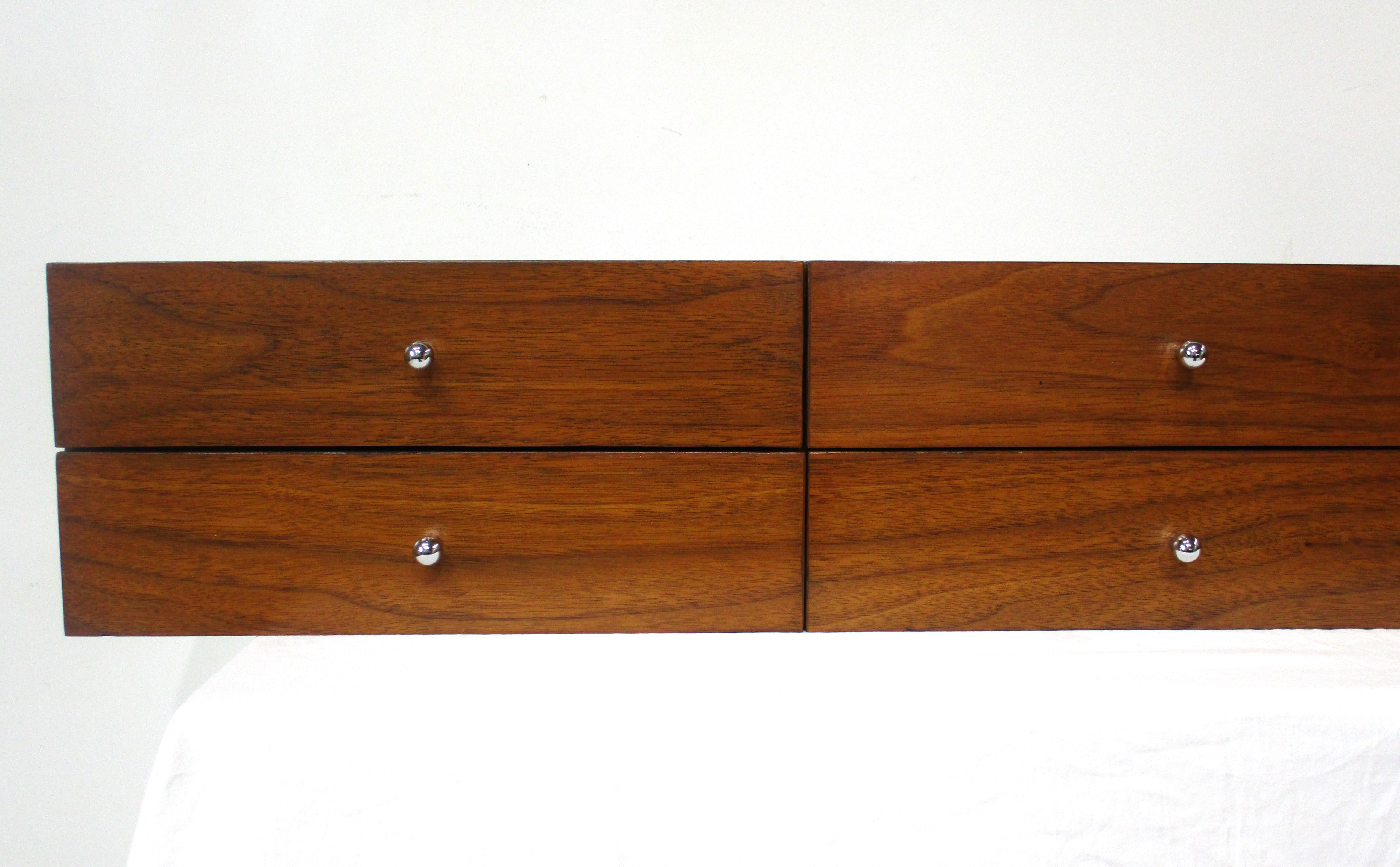 Mid-Century Modern Paul McCobb Boîte à bijoux en noyer pour la collection The Connoisseur de H. Sacks & Sons en vente