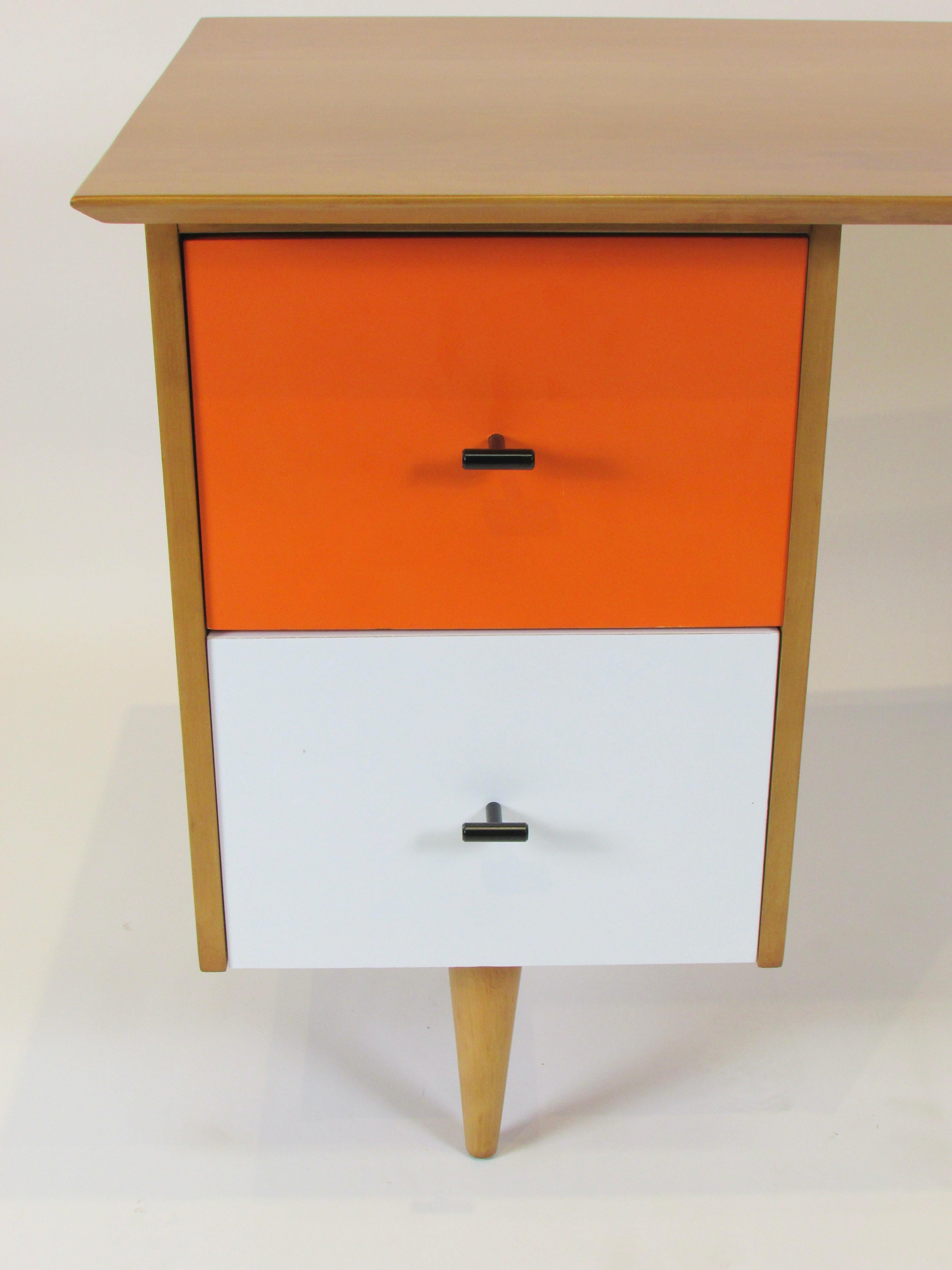 Bureau blond Paul McCobb Winchendon Planner Group avec tiroirs orange et blanc en vente 2