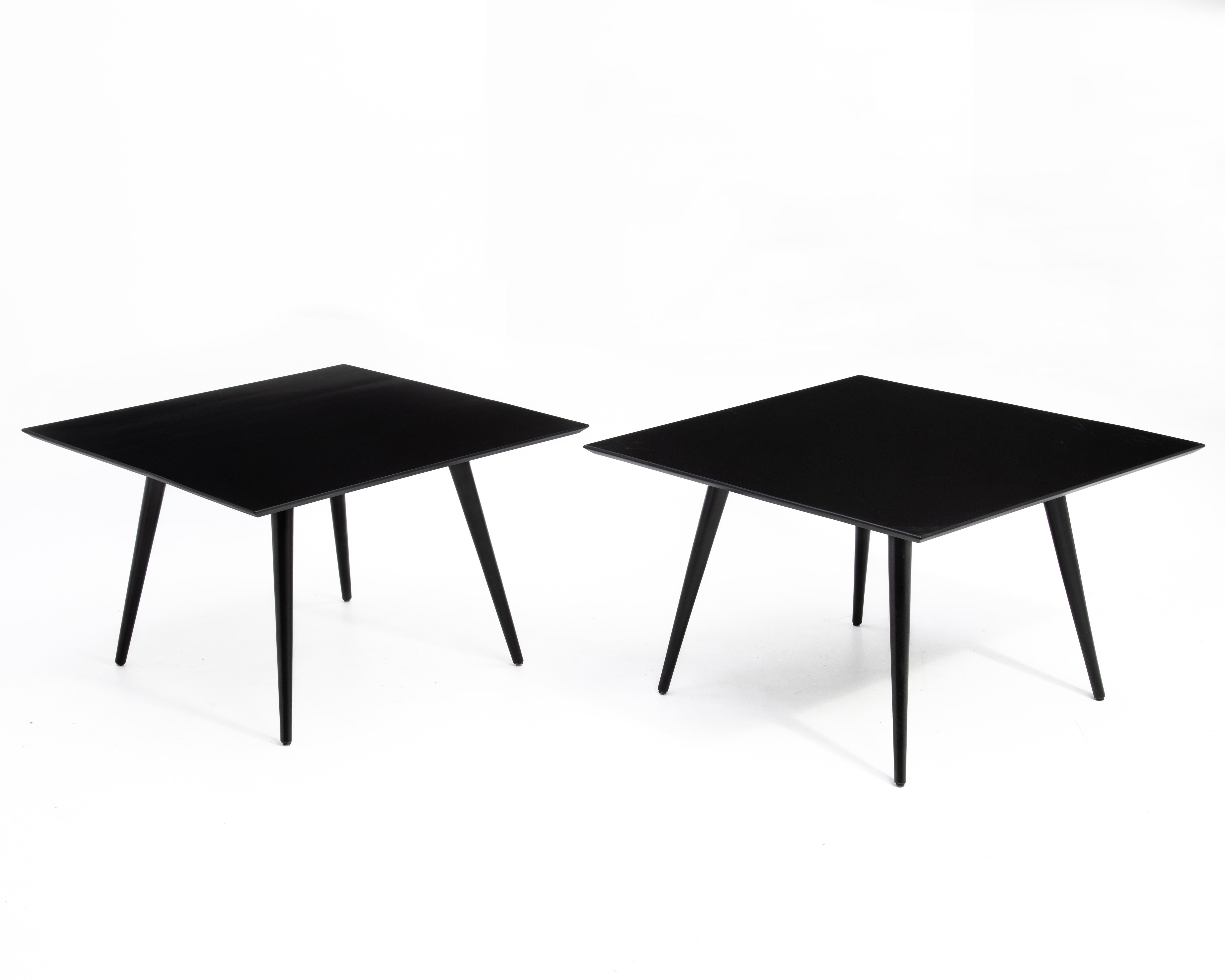 Paire de tables basses assorties de Paul McCobb Planner Group pour Winchendon. Une table porte le label du groupe d'urbanistes, l'autre non. D'un design classique du milieu du siècle, les tables présentent un plateau biseauté et des pieds coniques.