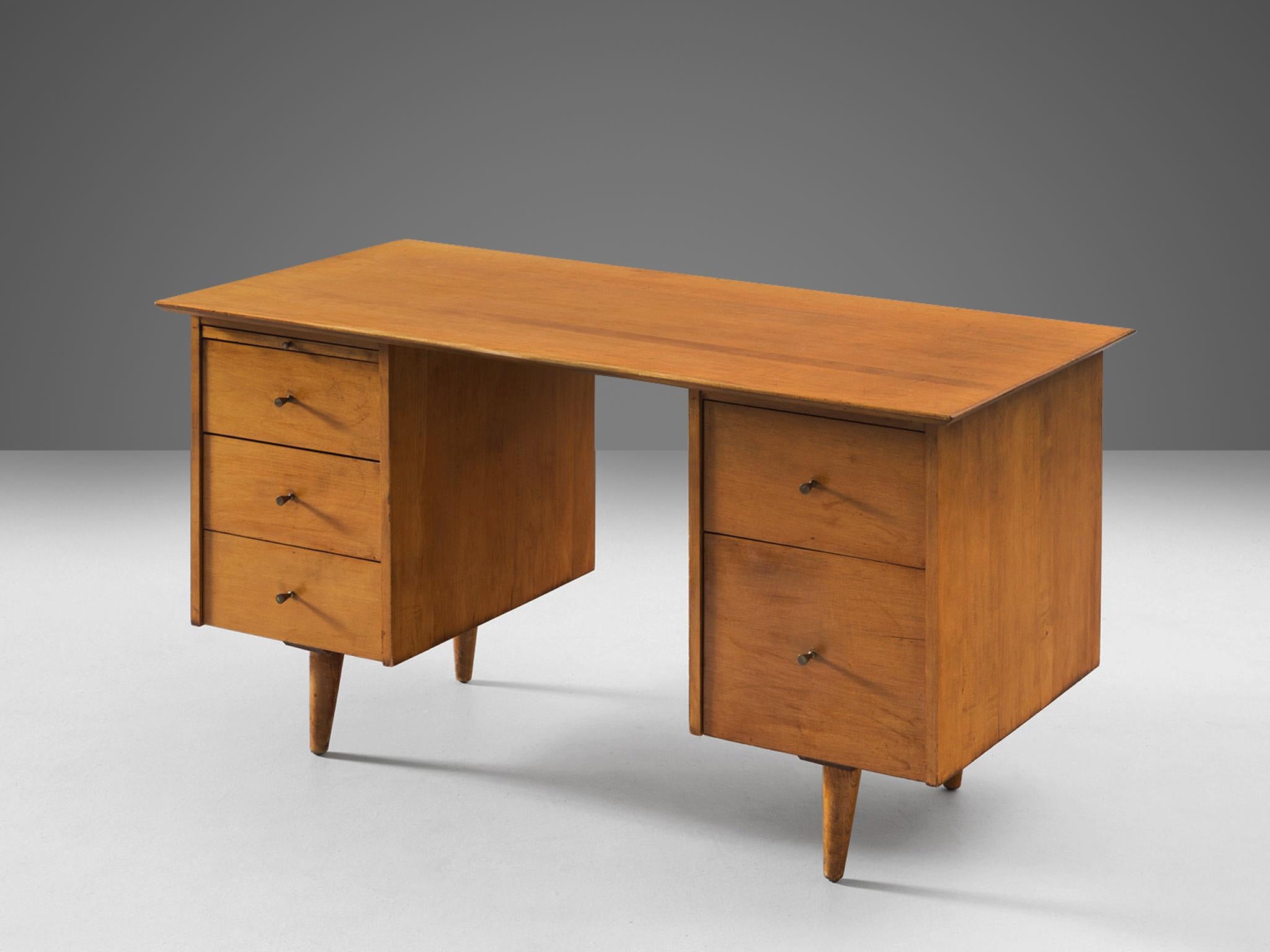 Paul McCobb for Planner Winchendon, writing desk, maple, brass, United States, 1960s

Small desk in maple with elegant brass details by Paul McCobb. On two slated, tapered legs on each side rests a cabinet with drawers. On the left side three