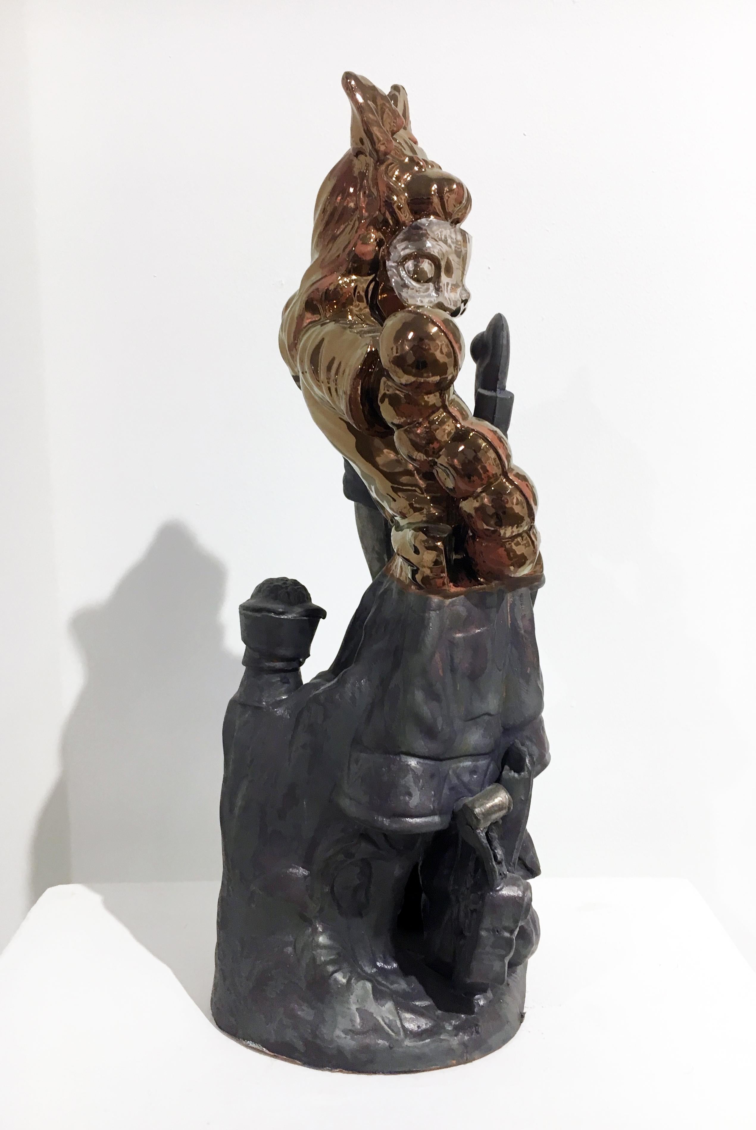 Sculpture contemporaine en faïence avec lustre et glaçure dorés - Gris Figurative Sculpture par Paul McMullan