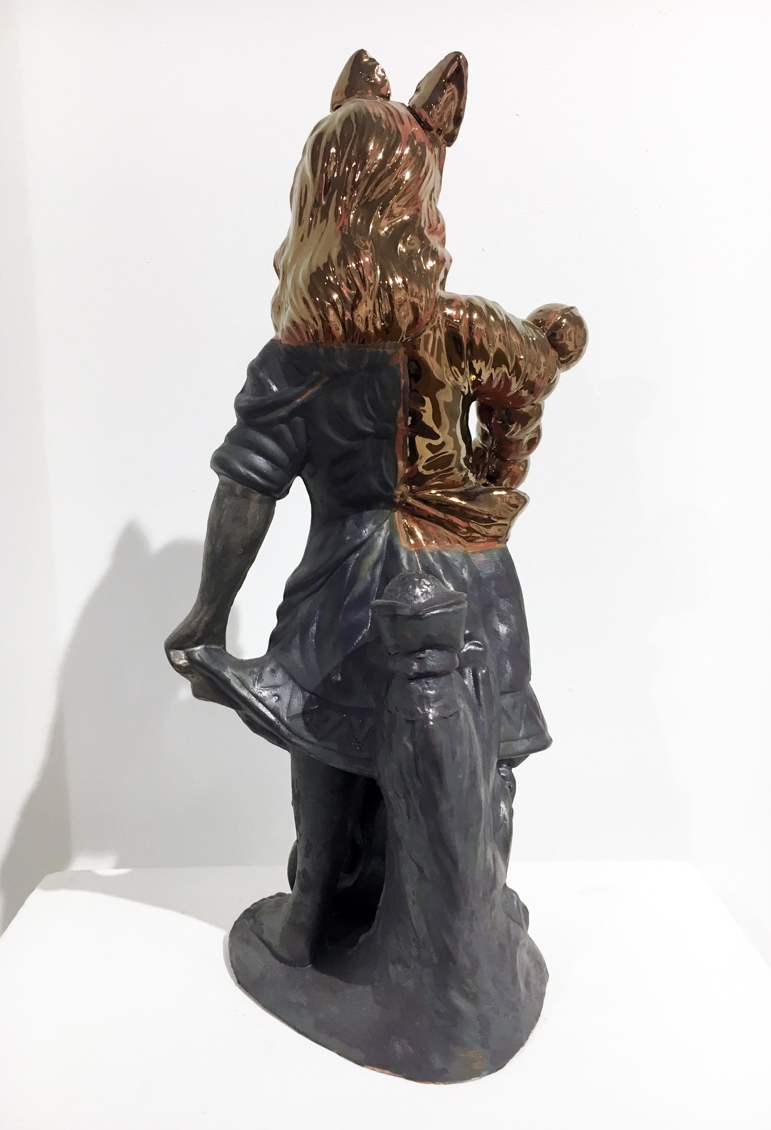 Zeitgenössische Steingut-Skulptur mit Goldlüster und Glasur (Grau), Figurative Sculpture, von Paul McMullan