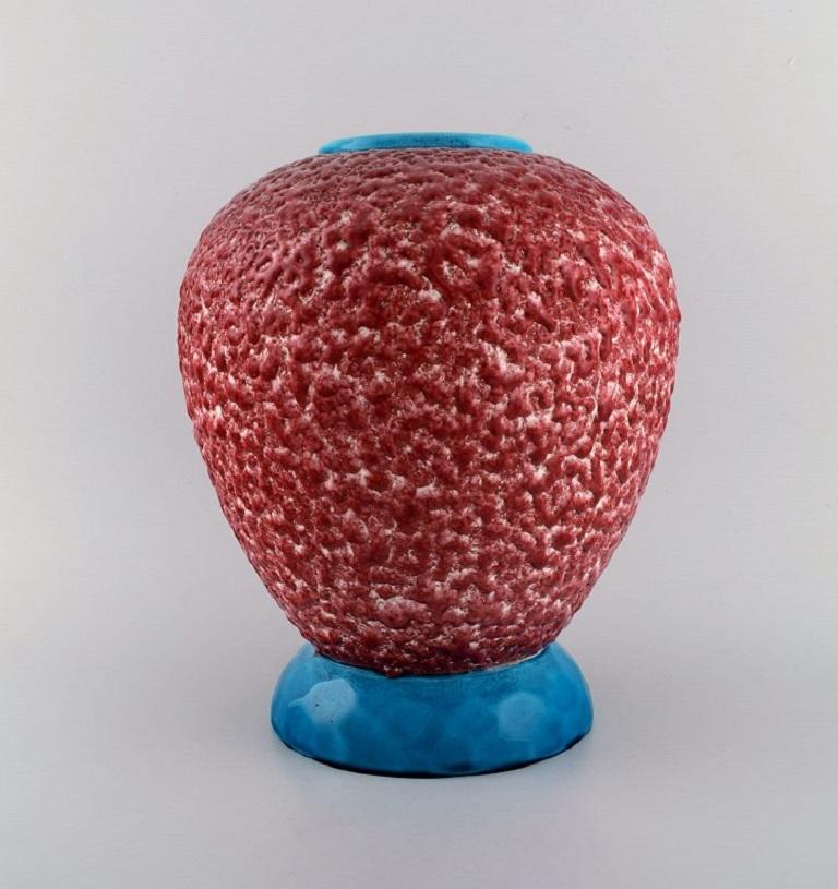 Paul Milet (1870-1930) pour Sèvres, France. Grand vase Art Déco en céramique émaillée. 
Une glaçure fantastique dans des tons de bleu et de rouge. 
1920s.
Mesures : 28.5 x 24 cm.
En parfait état.
Estampillé.