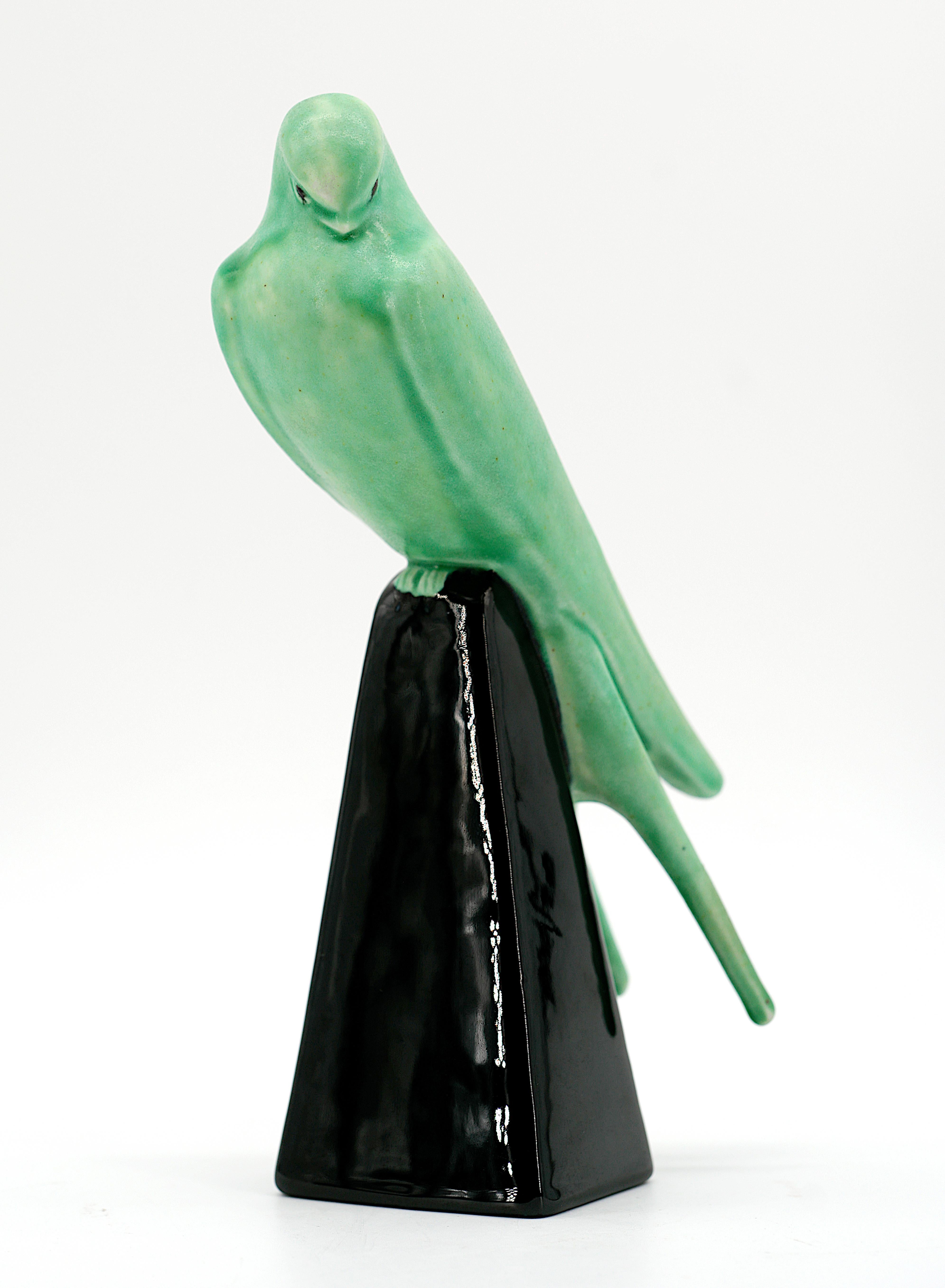 Pappagallino francese in gres Art Deco di Paul Milet, 8, rue Troyon, Sèvres, Francia, anni '30. Altezza: 24 cm, Larghezza: 9,2 cm, Profondità: 12 cm. Timbro sotto la base 