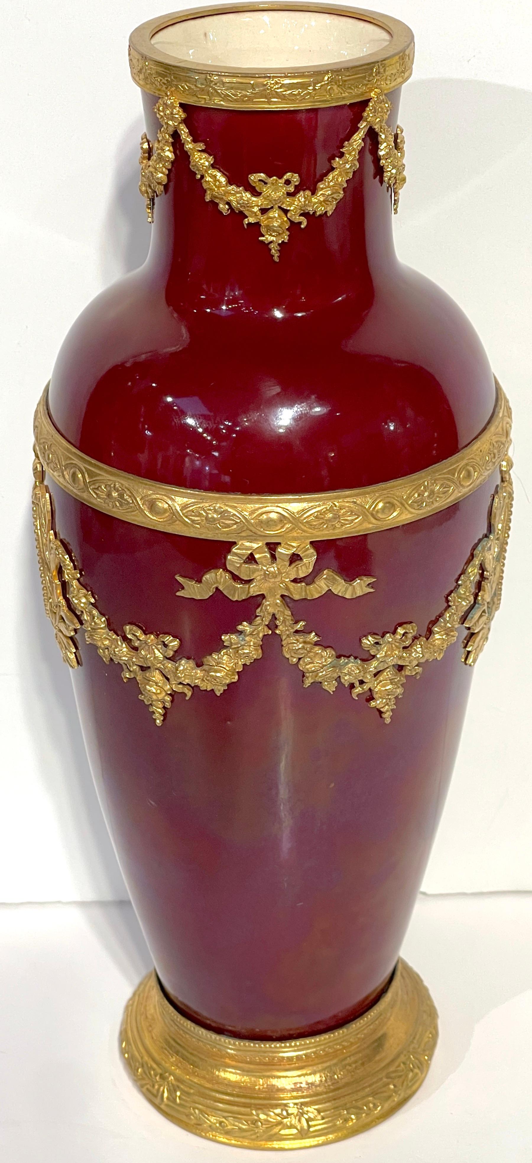 Paul Milet für Sèvres Neoklassizistische Vase mit roter Flamme und Ormolu-Montierung  (Glasiert) im Angebot