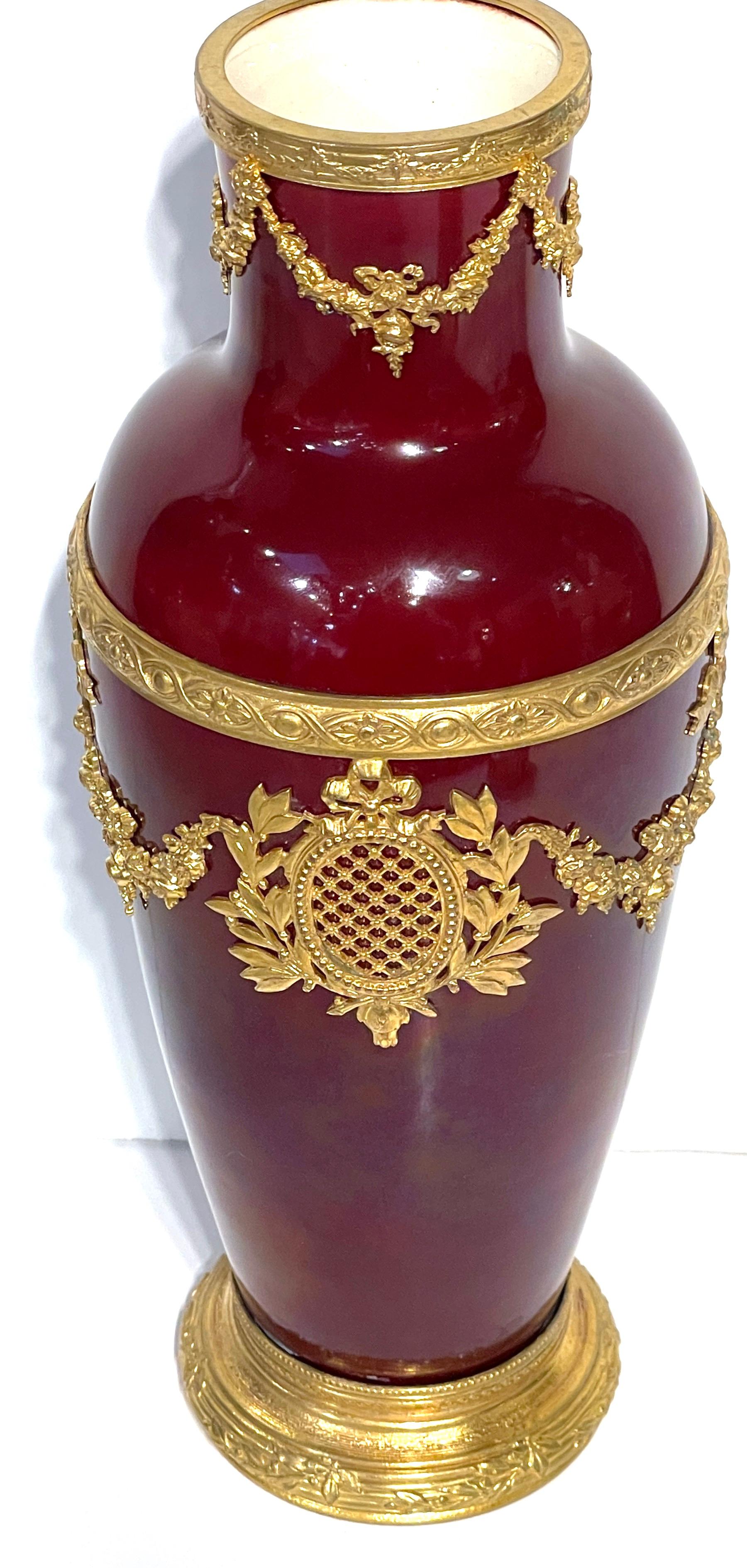 Paul Milet für Sèvres Neoklassizistische Vase mit roter Flamme und Ormolu-Montierung  (20. Jahrhundert) im Angebot