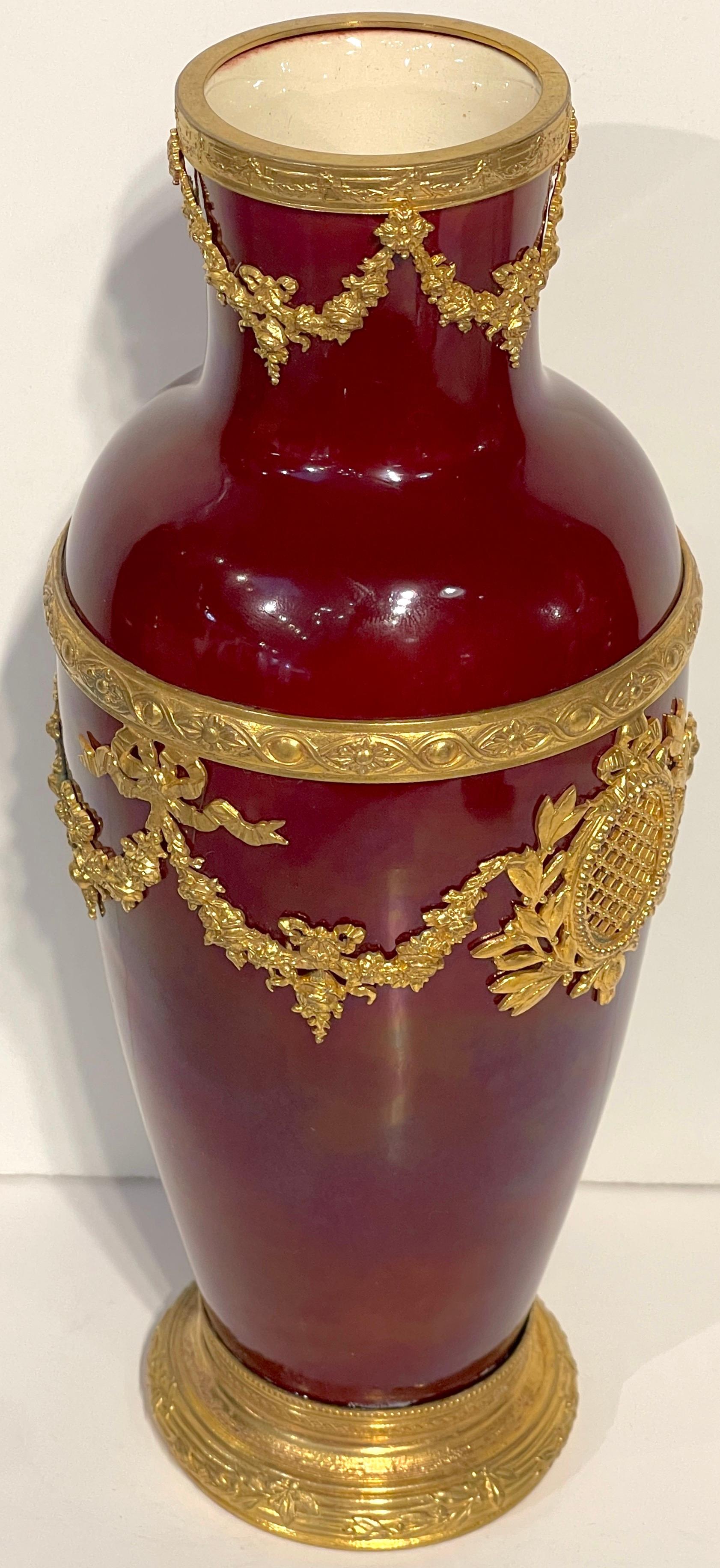 Paul Milet für Sèvres Neoklassizistische Vase mit roter Flamme und Ormolu-Montierung  im Angebot 1
