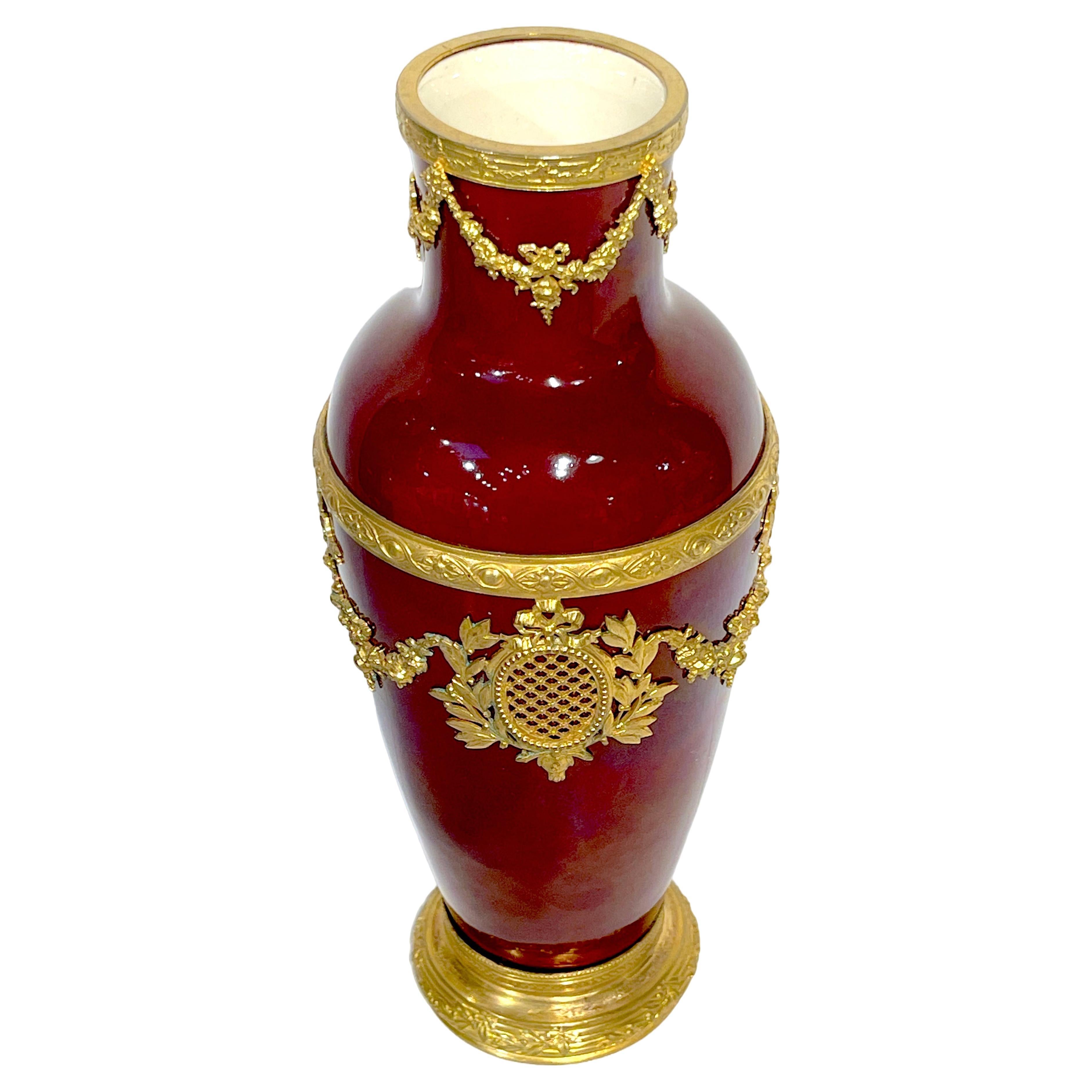 Paul Milet für Sèvres Neoklassizistische Vase mit roter Flamme und Ormolu-Montierung 