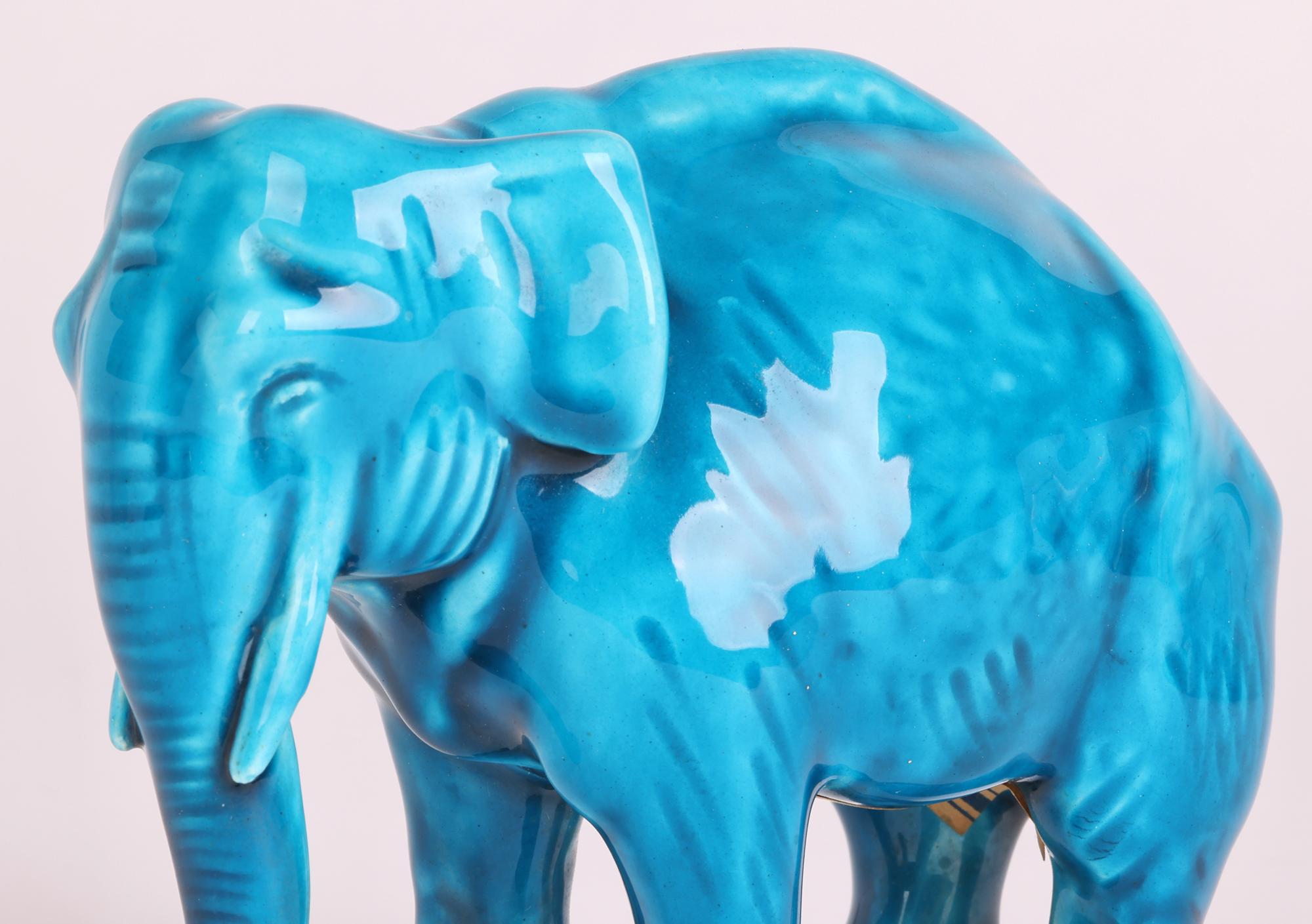 Eine sehr schöne und gut modellierte französische Sevres-Keramikfigur eines Elefanten mit türkisfarbener Glasur von dem bekannten französischen Keramiker Paul Milet (Franzose, 1870-1950) aus der Zeit um 1920. Der stehende Elefant ist gut