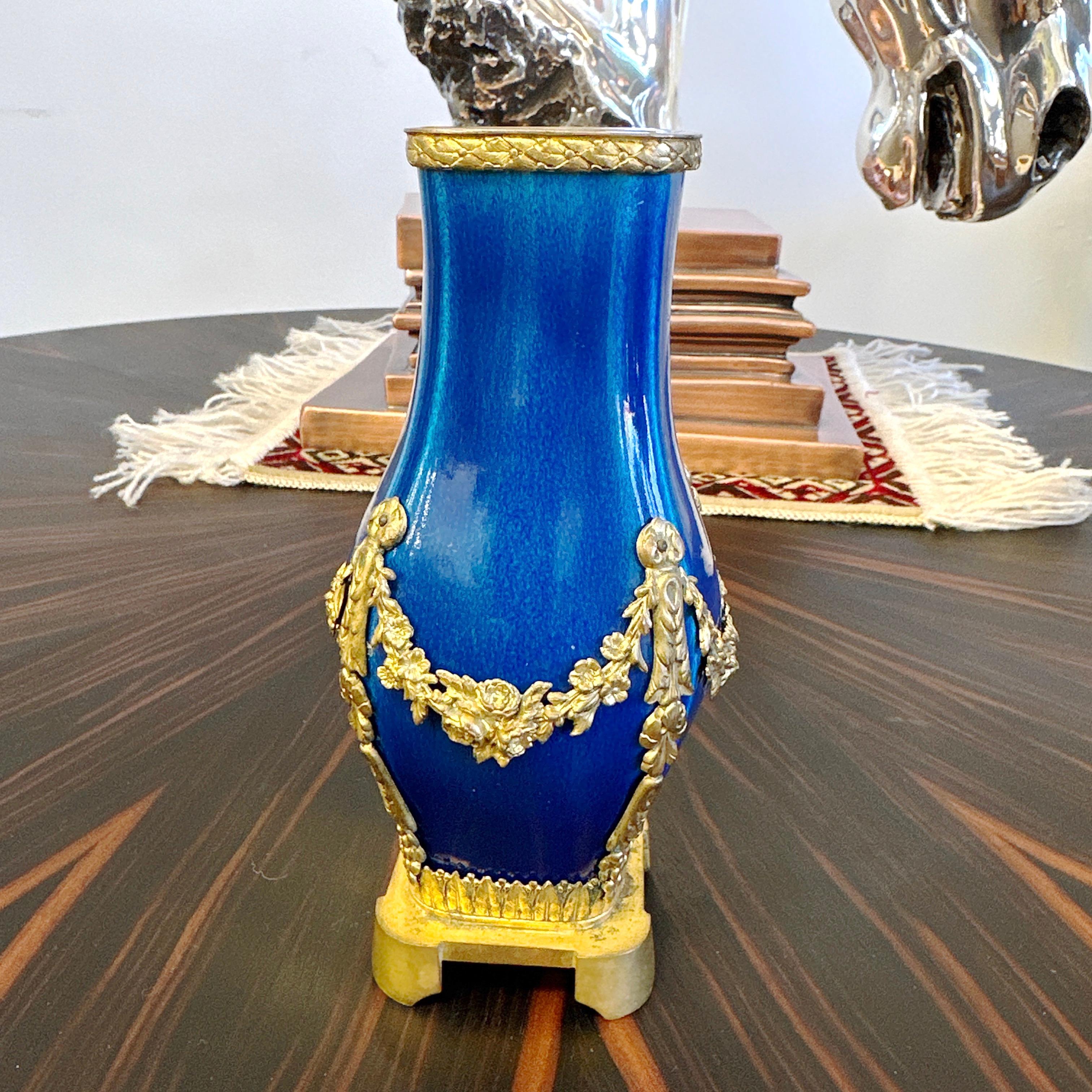 Ecco un bellissimo vaso francese in stile Sèvres Louis XVI di Paul Milet. Questo vaso, risalente al periodo compreso tra il 1900 e il 1930, presenta accenti dorati e una splendida tonalità di blu. Nel complesso buone condizioni. Manca un chiodo e