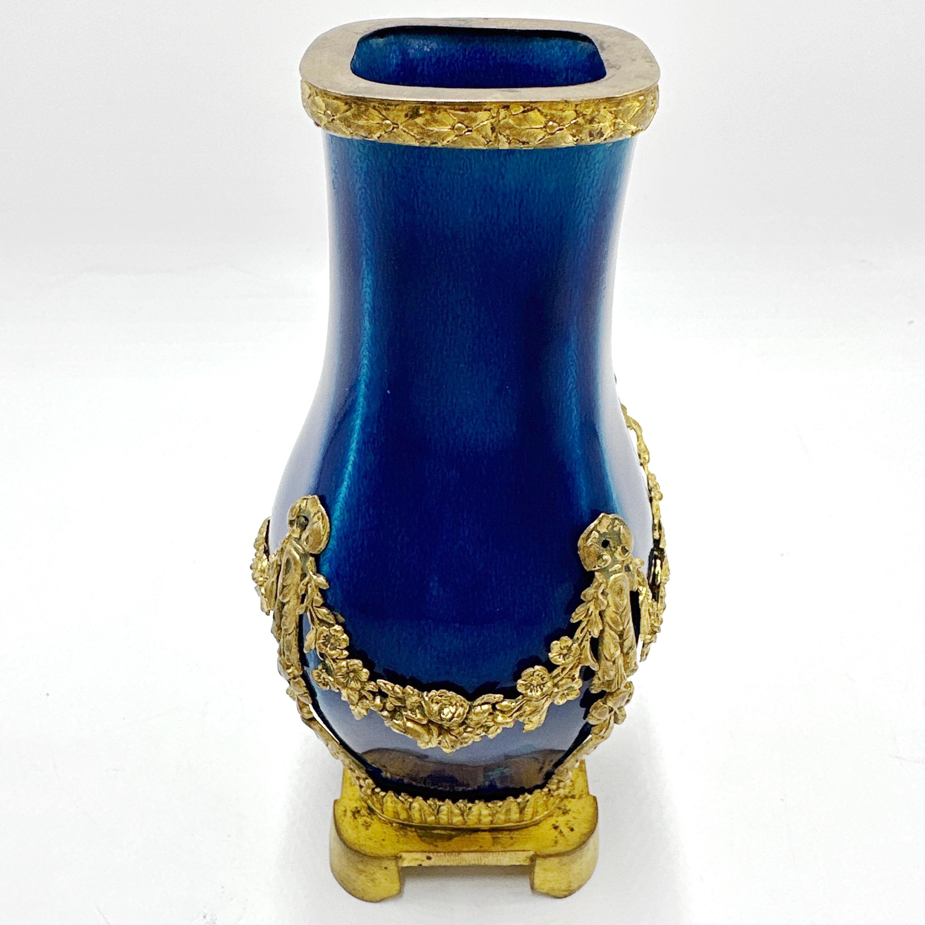 Vaso francese in stile Sèvres Luigi XVI firmato Paul Milet. Inizio del XX secolo In condizioni buone in vendita a Victoria, BC