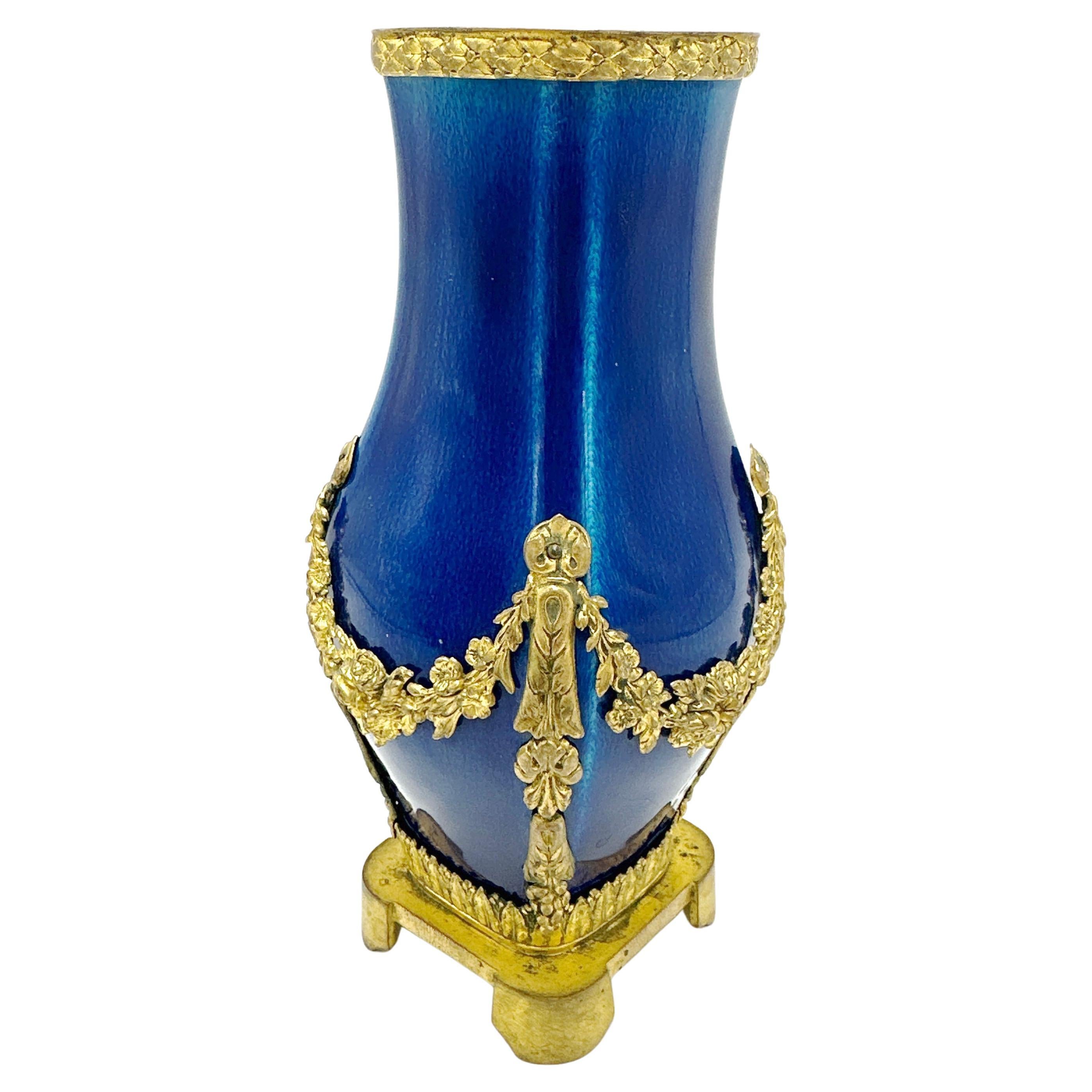 Vase français de style Louis XVI signé par Paul Milet, Sèvres. Début du 20e siècle
