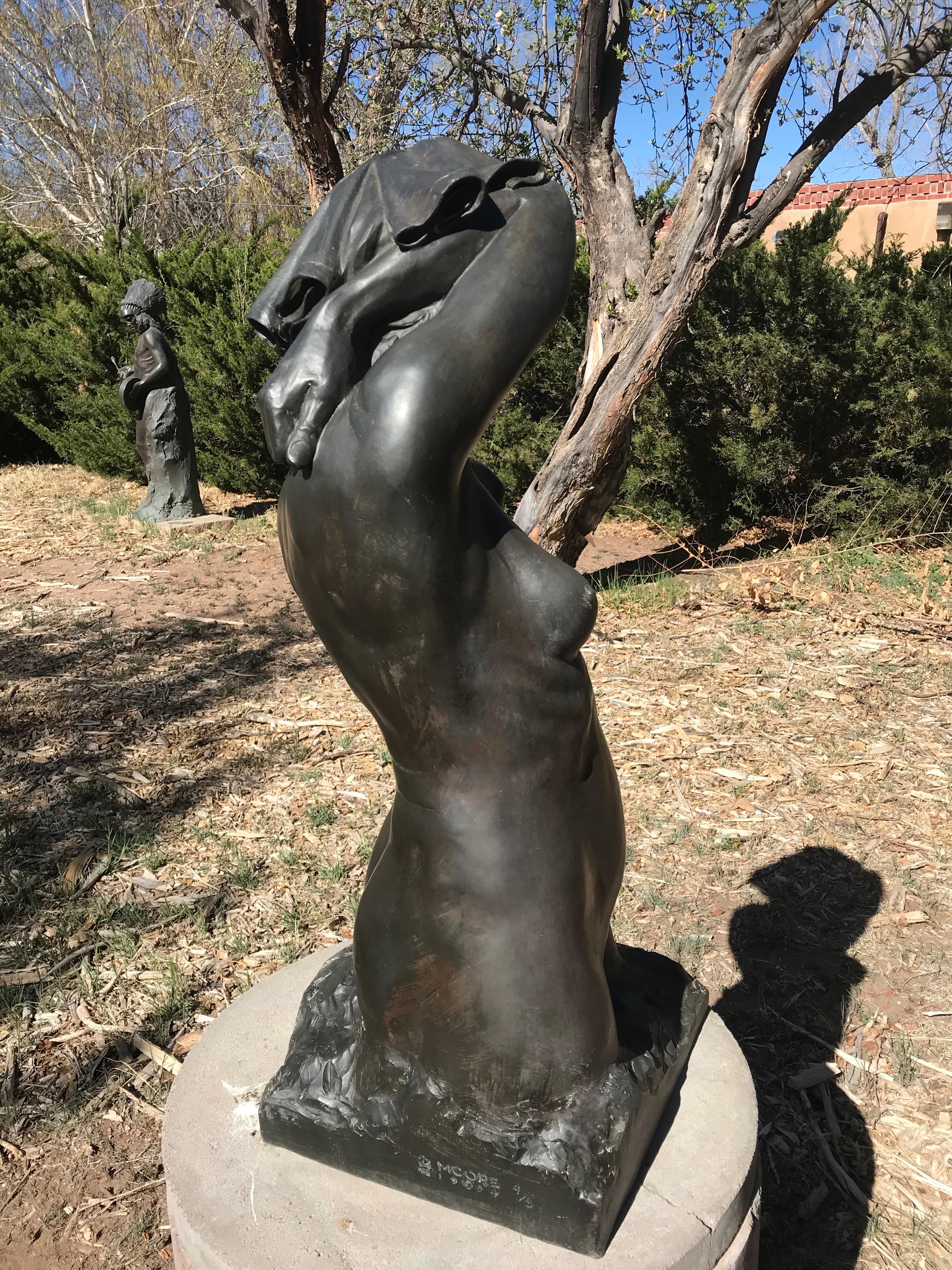 Awakening, Bronzeskulptur von Paul Moore, Fackel, nackte Frau  im Angebot 6