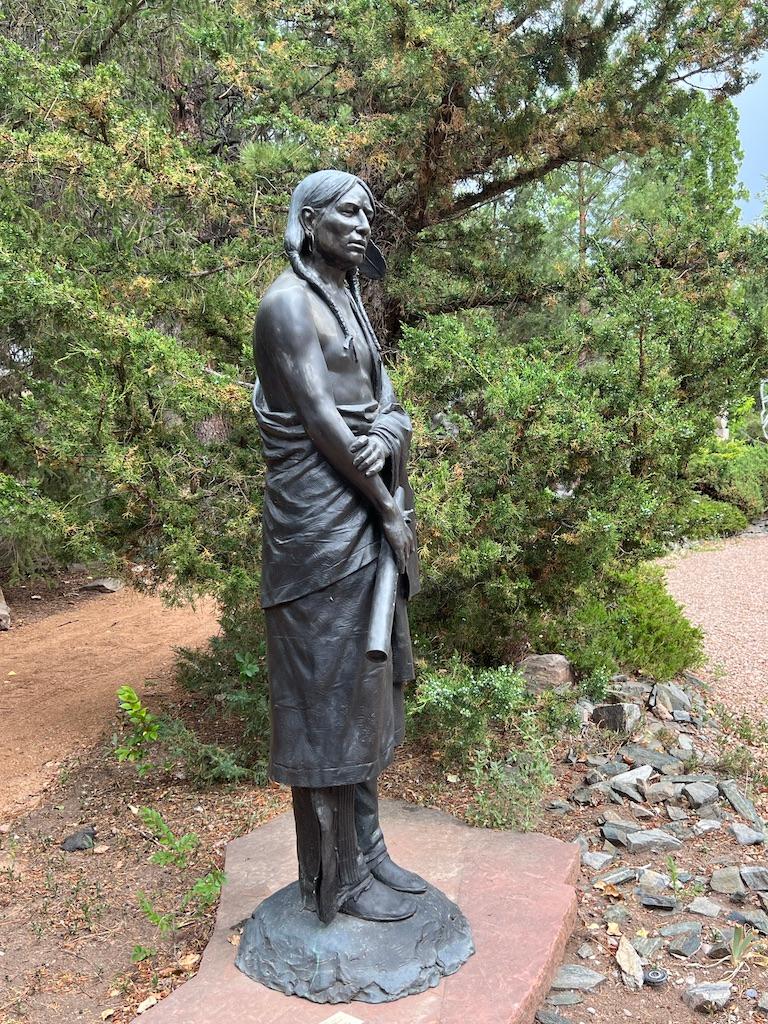 Aspettando il suo amante, scultura in bronzo di Paul Moore, flauto dei nativi americani in vendita 1