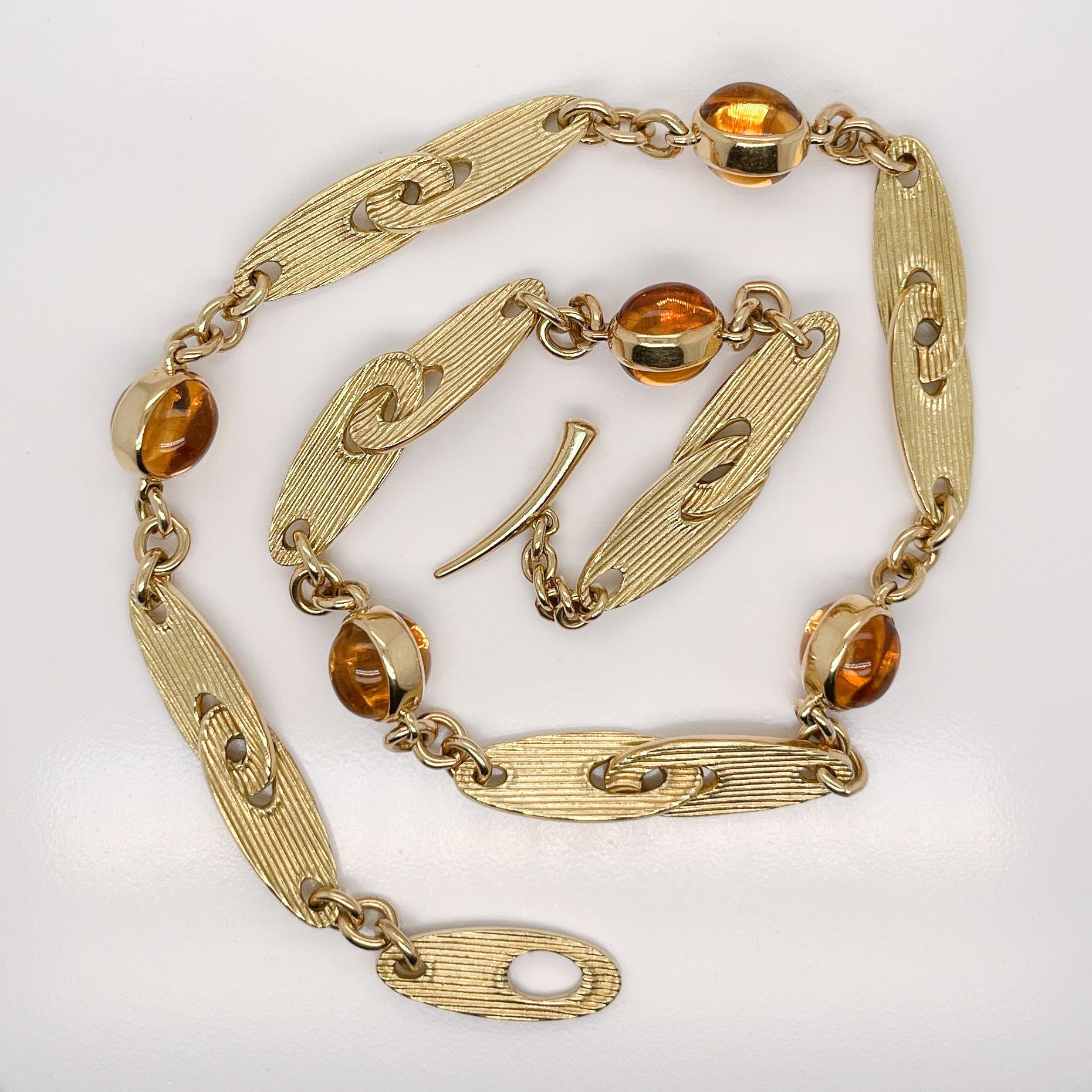 A very fine Paul Morelli necklace.

With smooth oval citrine cabochons set back to back in a 18k gold bezel and alternating between textured interlocking golden ova links. 

Simply a beautiful necklace by Paul Morelli!

Date:
20th Century

Overall