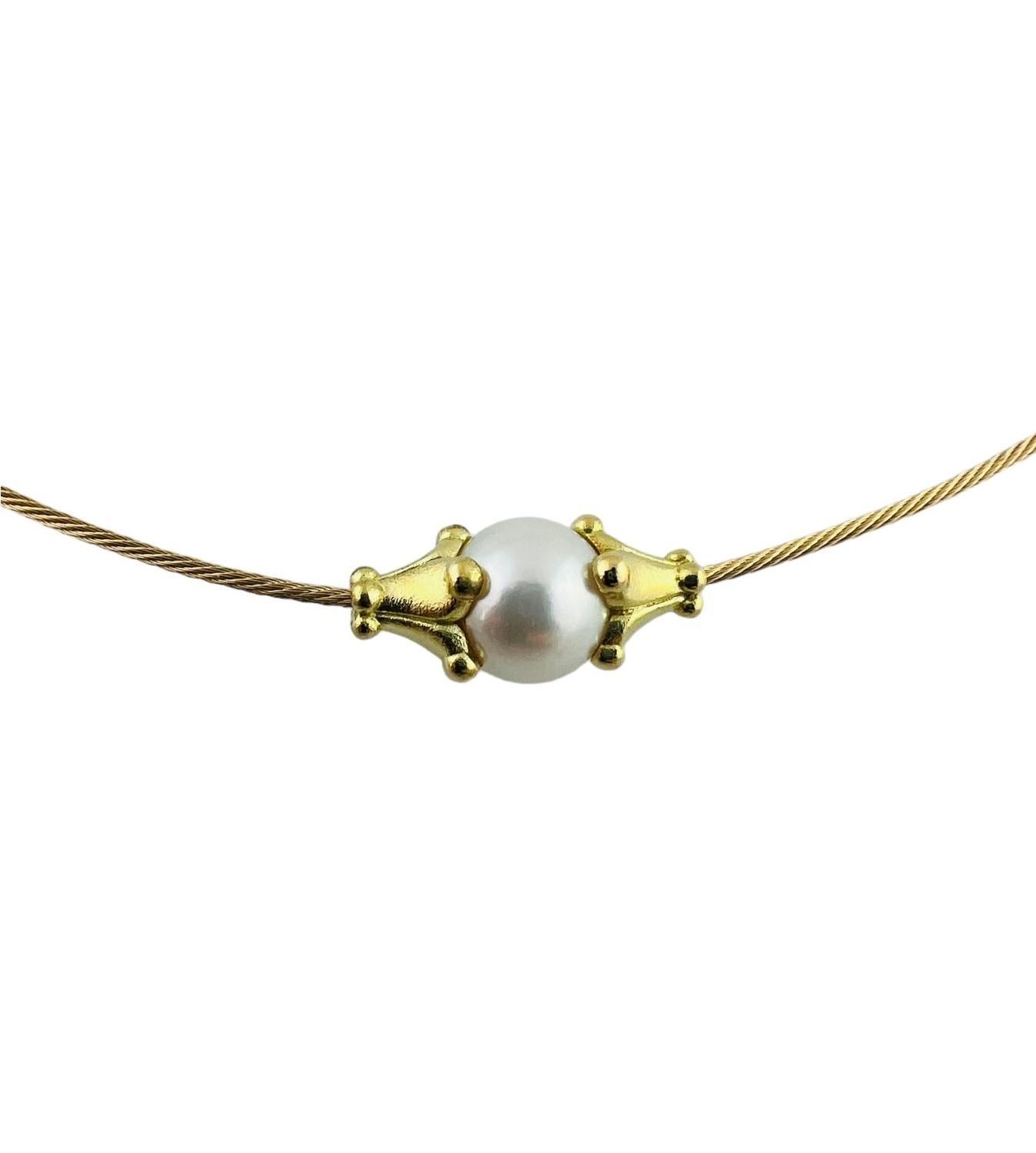 Paul Morelli 18 Karat Yellow Gold And Pearl Necklace-

This elegant necklace by Paul Morelli features one round white pearl (9 mm) set in beautifully detailed 18K yellow gold.

Size: 16 inches

Weight:   7.0 gr./  4.5 dwt.

Hallmark:  Morelli