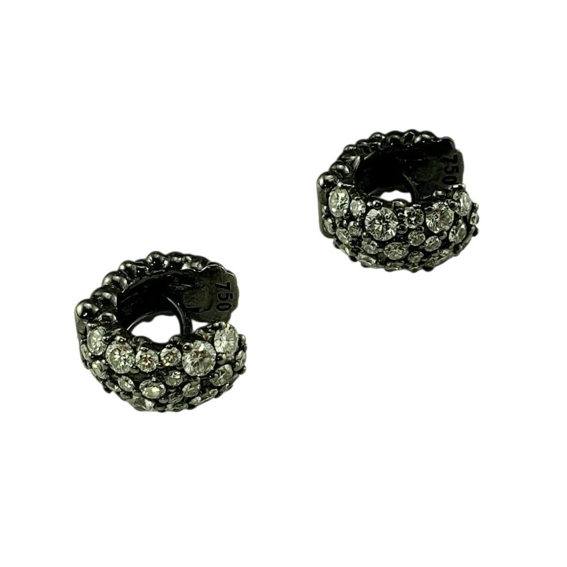 Taille brillant Paul Morelli Boucles d'oreilles Huggie en or noir 18 carats avec confettis et diamants #23024 en vente