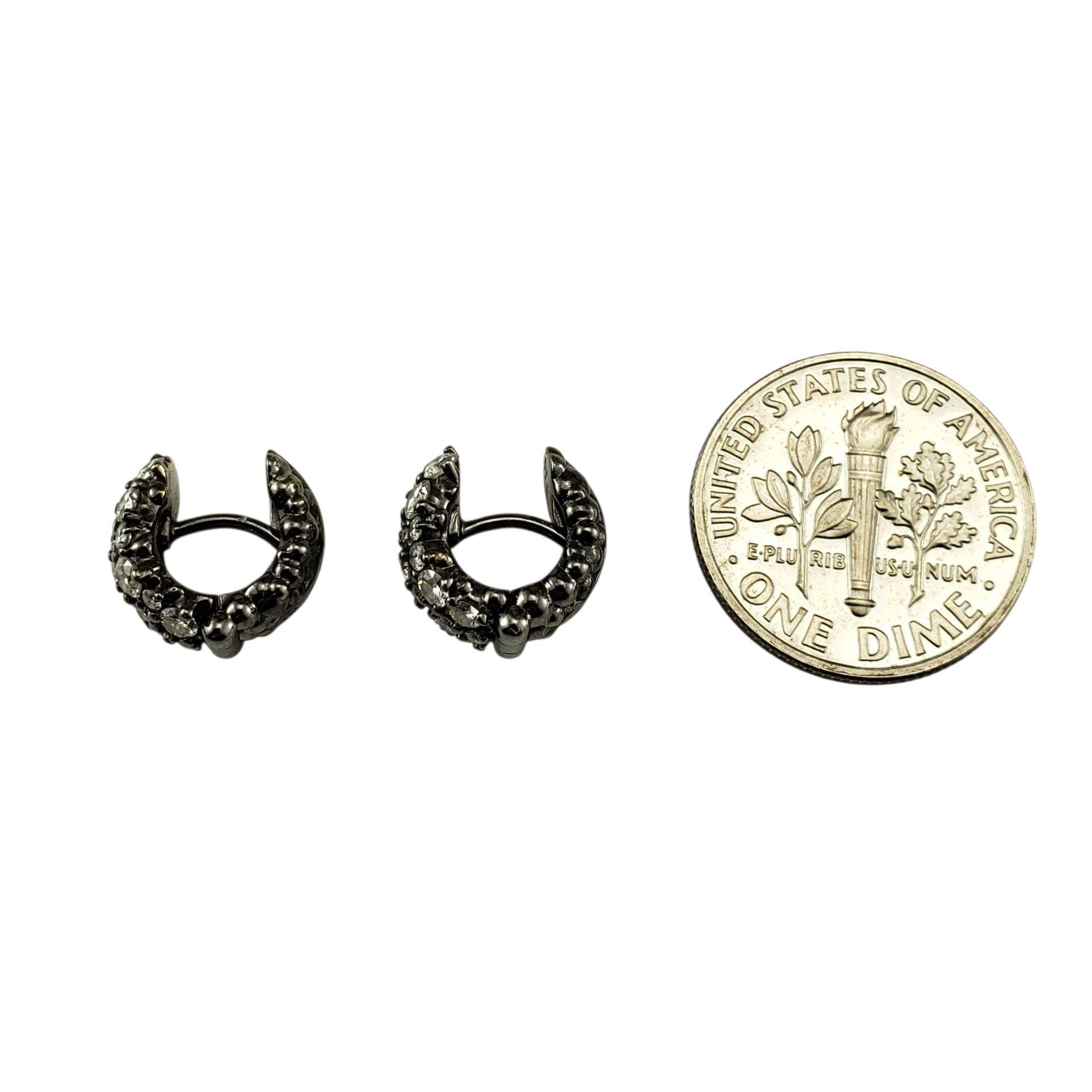 Paul Morelli Boucles d'oreilles Huggie en or noir 18 carats avec confettis et diamants #23024 en vente 1
