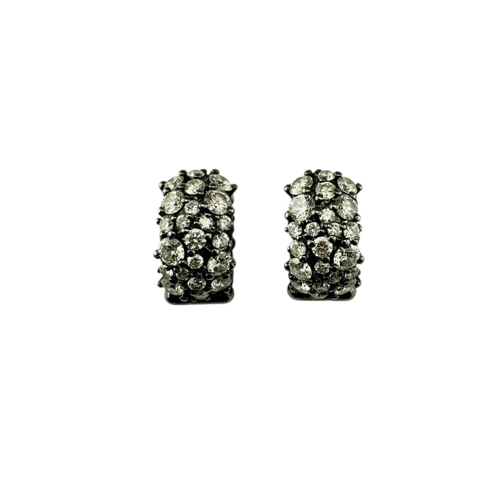 Paul Morelli Boucles d'oreilles Huggie en or noir 18 carats avec confettis et diamants #23024 en vente