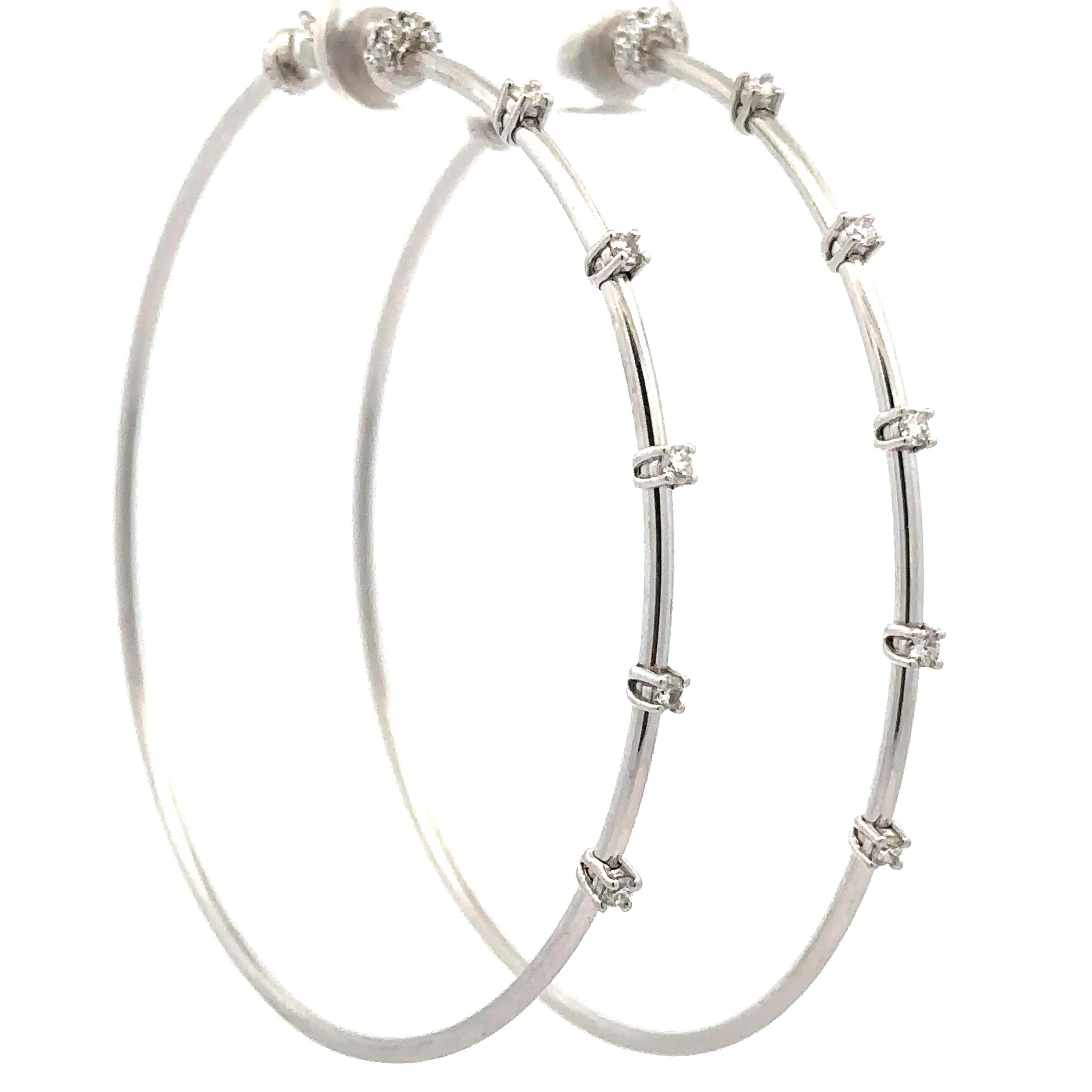 Paul Morelli - Orecchini a cerchio grandi con diamanti a stazione in oro bianco 18 carati da 0,35 ct. in vendita 5