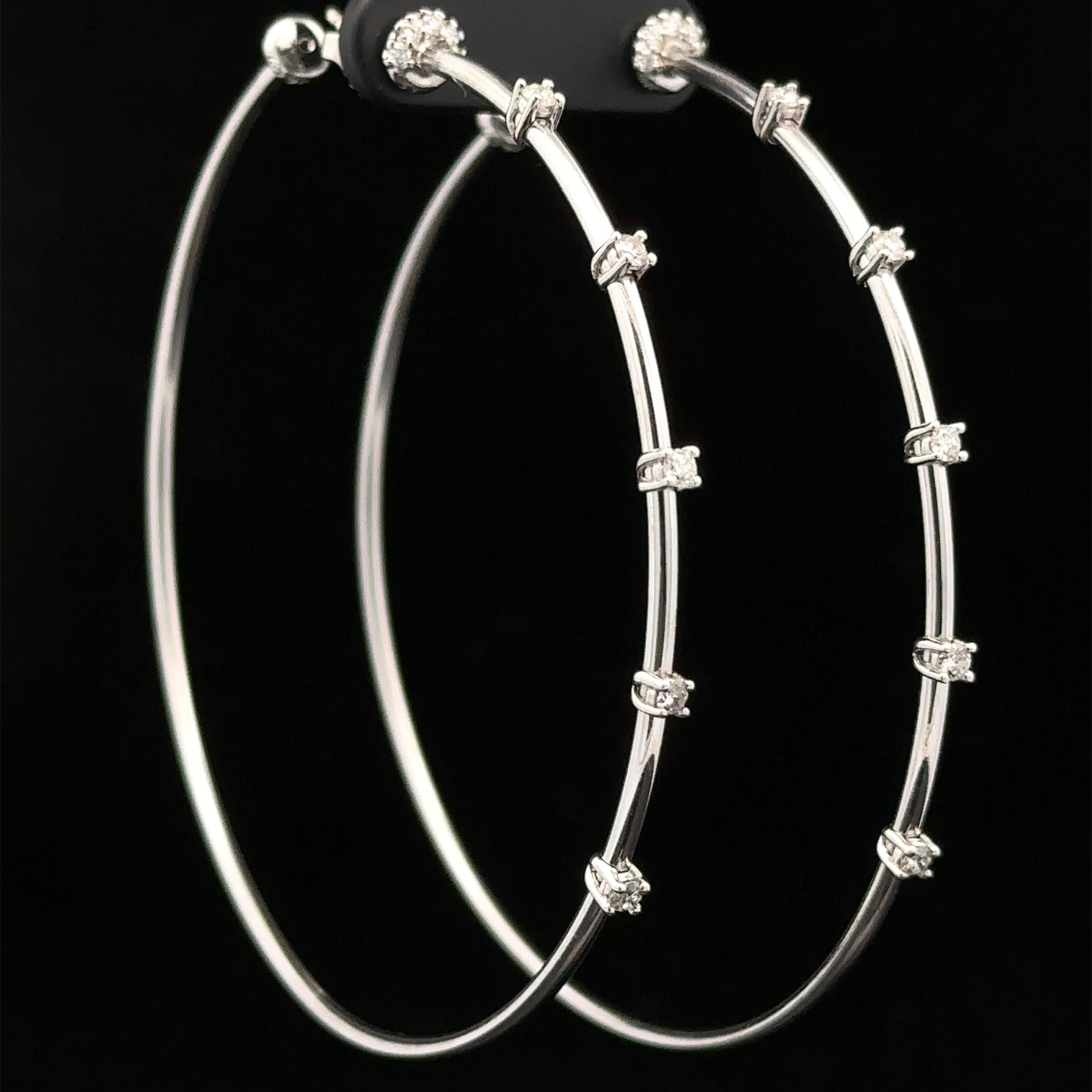 Paul Morelli - Orecchini a cerchio grandi con diamanti a stazione in oro bianco 18 carati da 0,35 ct. In condizioni ottime in vendita a Montclair, NJ