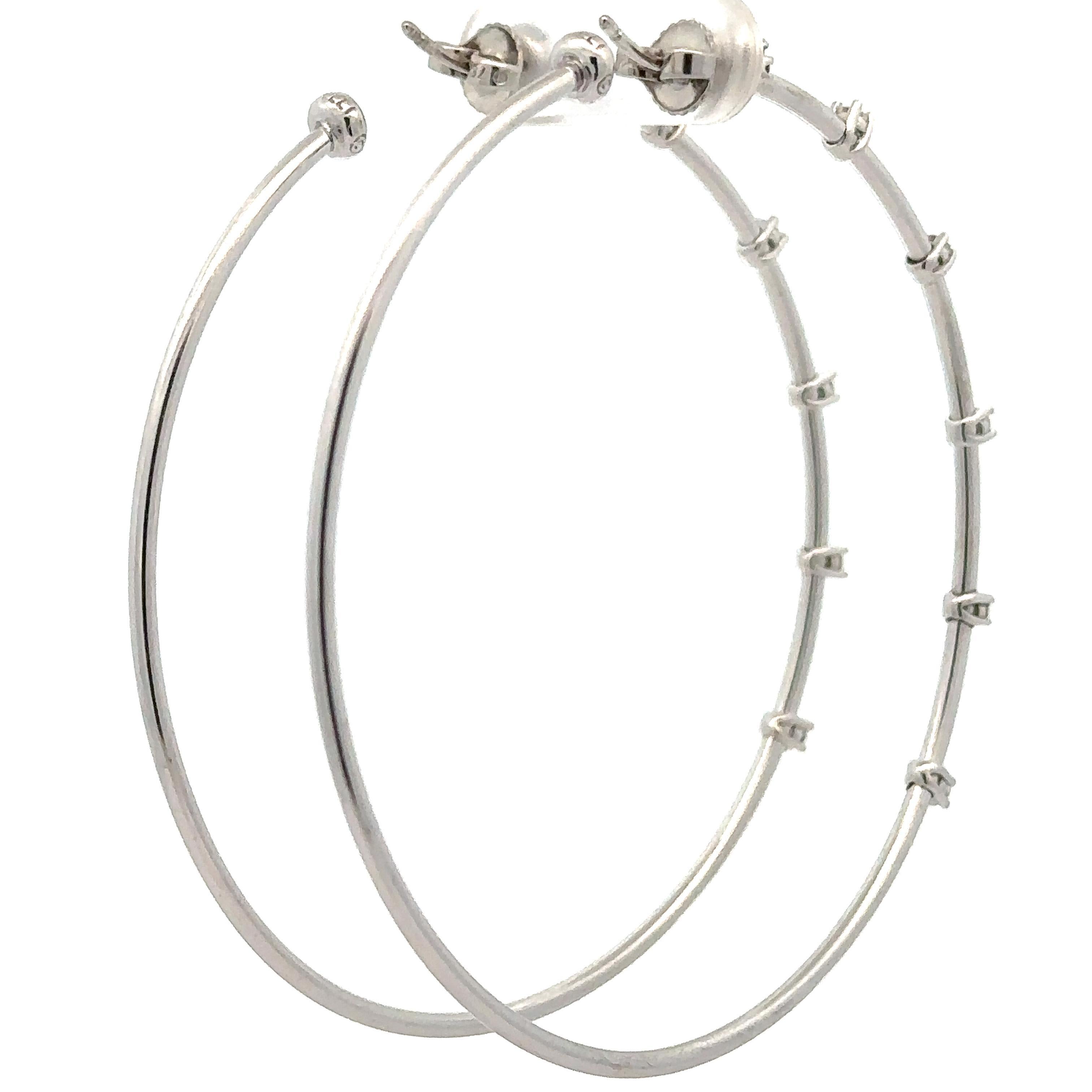 Donna Paul Morelli - Orecchini a cerchio grandi con diamanti a stazione in oro bianco 18 carati da 0,35 ct. in vendita