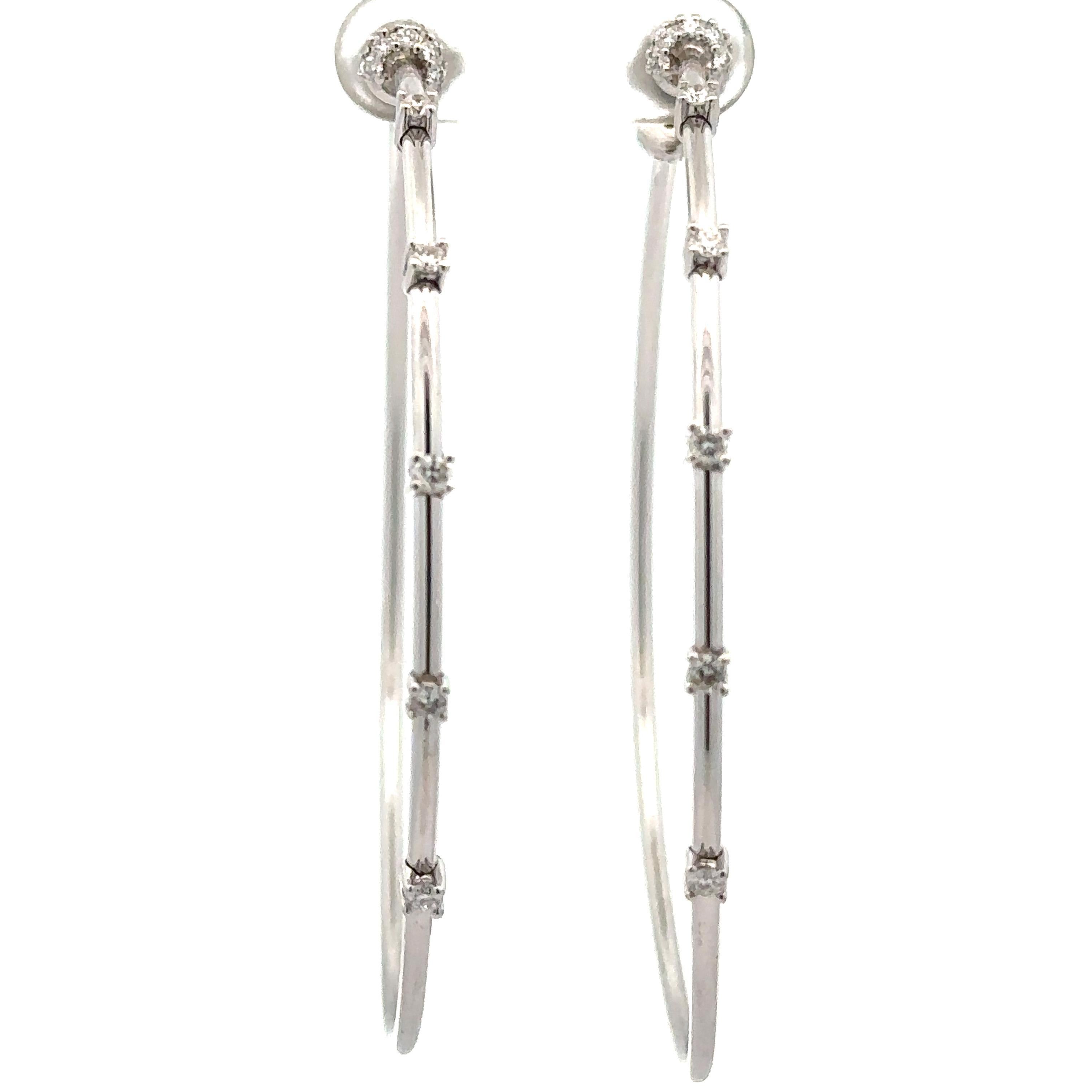 Paul Morelli - Orecchini a cerchio grandi con diamanti a stazione in oro bianco 18 carati da 0,35 ct. in vendita 2