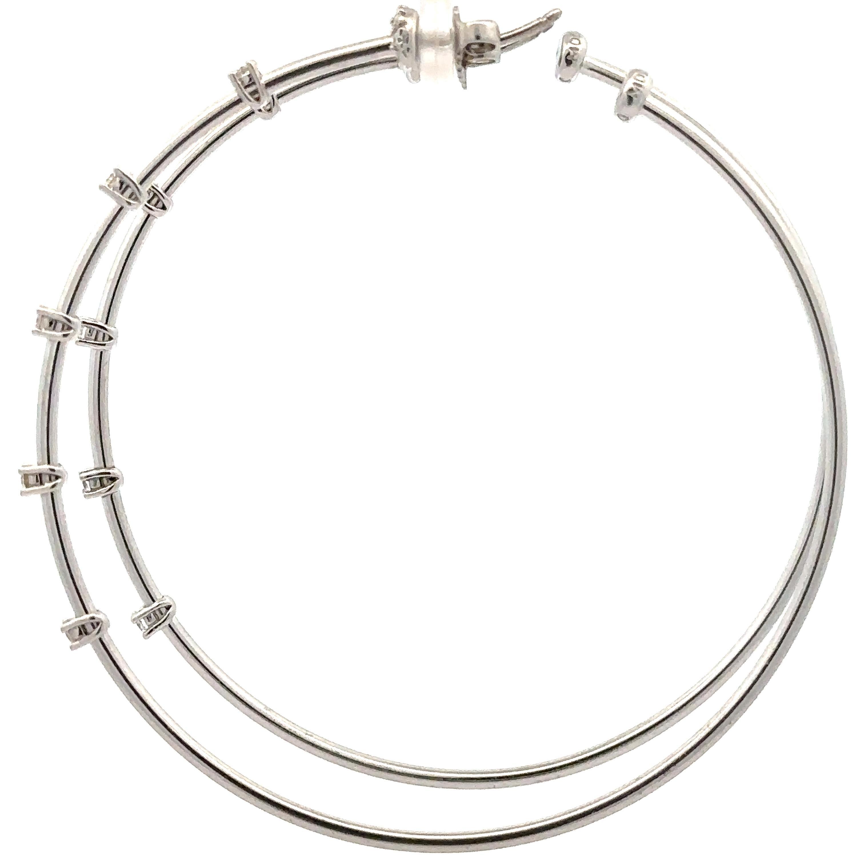Paul Morelli - Orecchini a cerchio grandi con diamanti a stazione in oro bianco 18 carati da 0,35 ct. in vendita 3