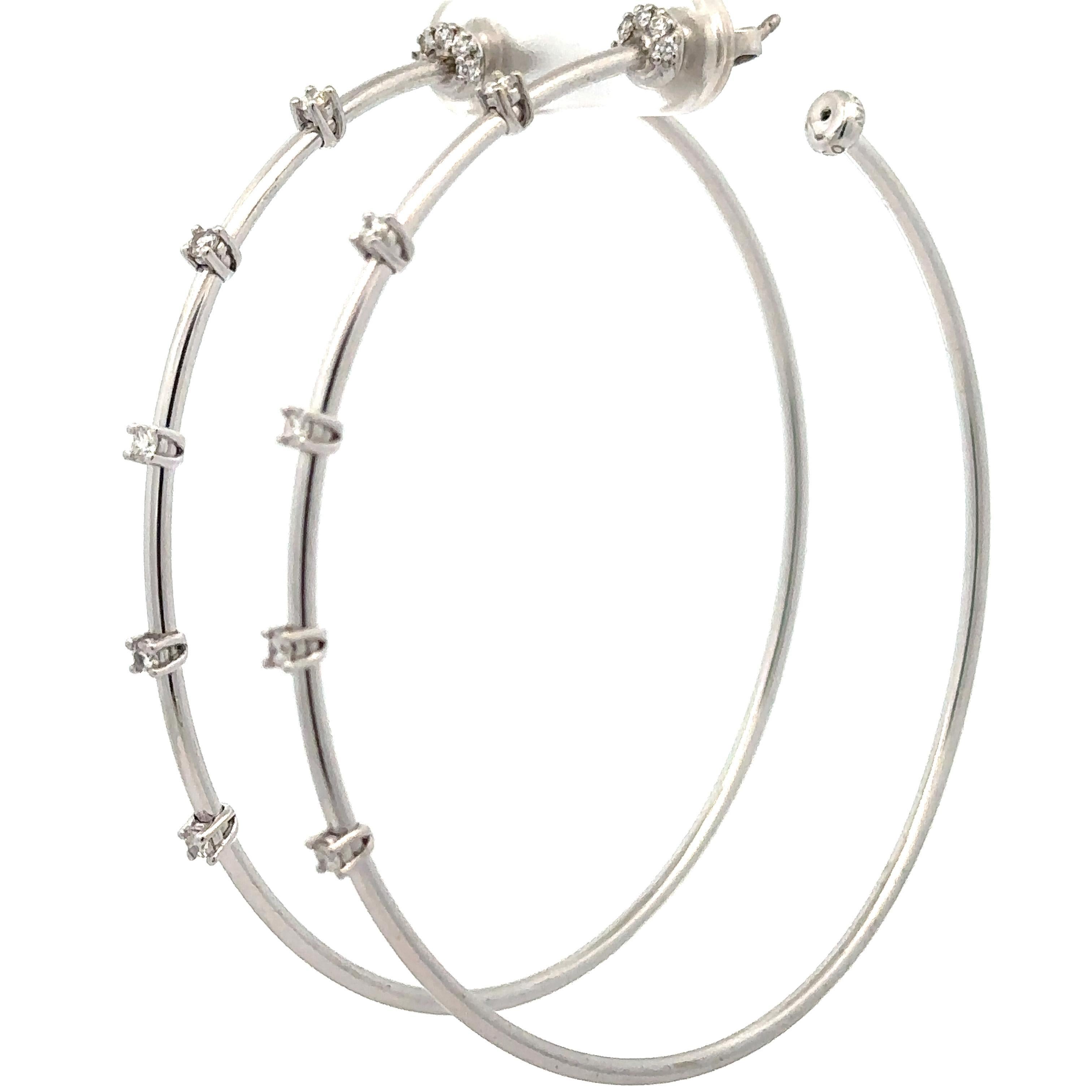 Paul Morelli - Orecchini a cerchio grandi con diamanti a stazione in oro bianco 18 carati da 0,35 ct. in vendita 4
