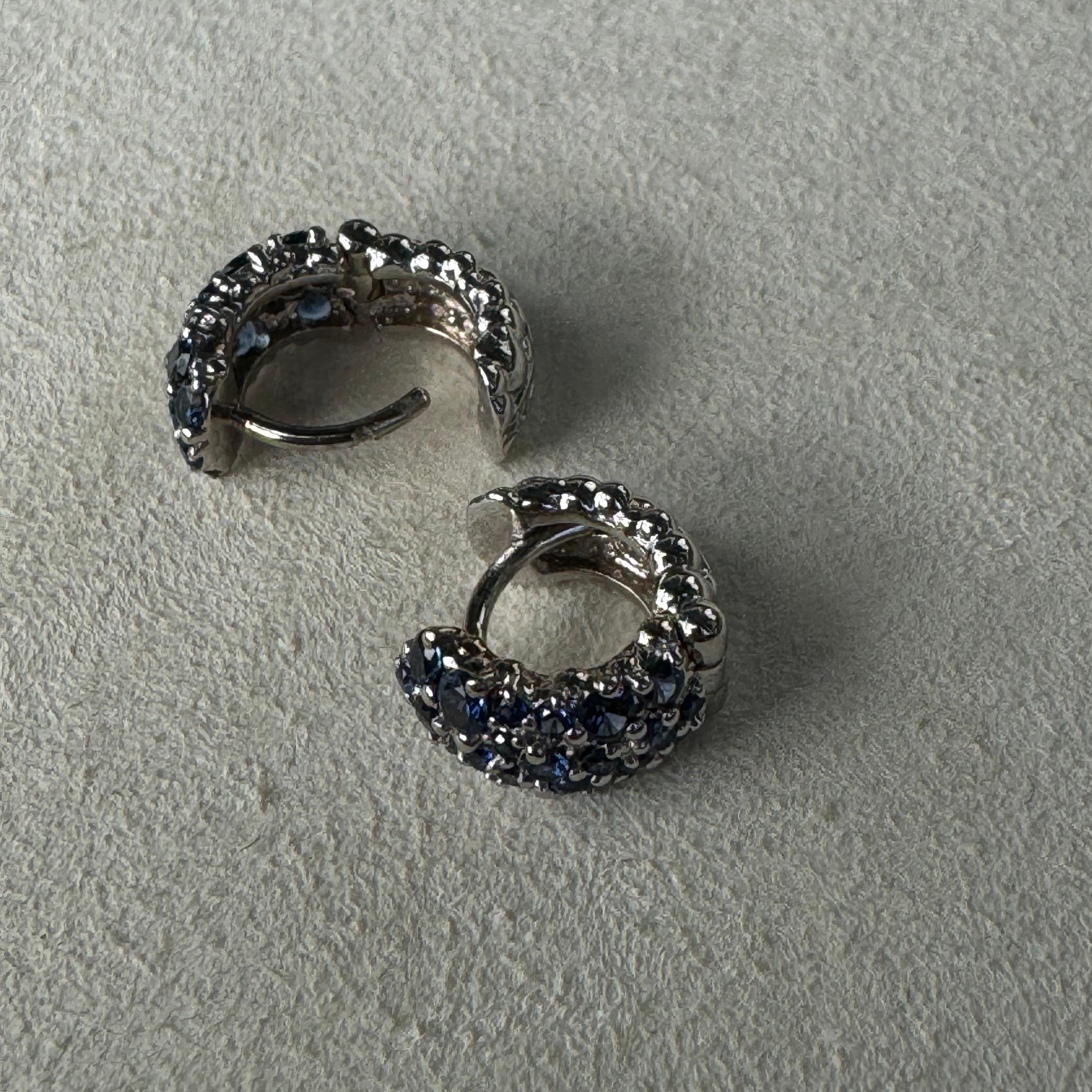 Paul Morelli 18K White Gold Small Confetti Snap Hoop Earrings with Blue Sapphire In New Condition For Sale In Carmel By The Sea, CA