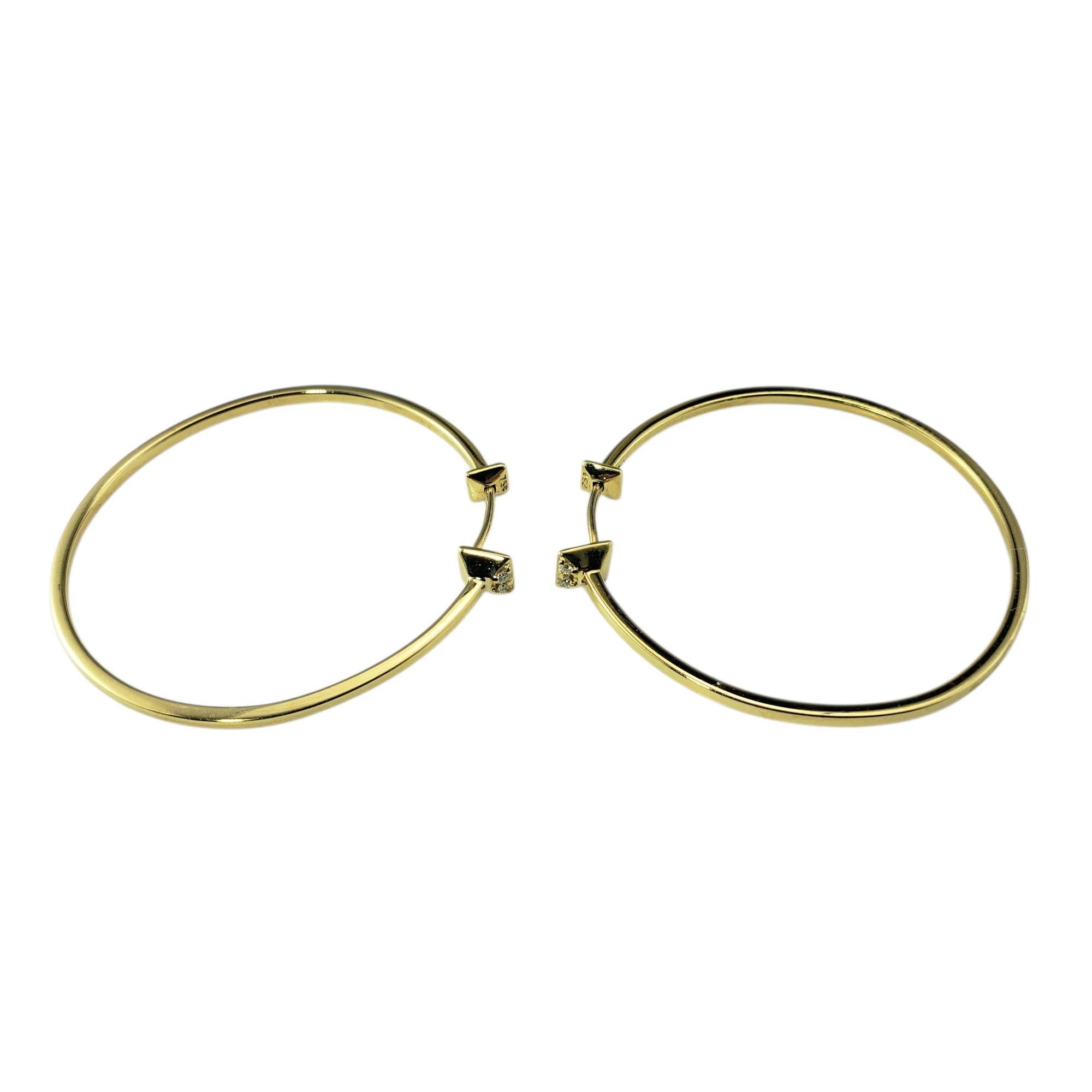 Paul Morelli 18K Gelbgold und Diamanten Große Ohrringe-

Diese eleganten und minimalistischen Paul Morelli Ohrringe sind aus 18 Karat Gelbgold gefertigt und bieten ein zeitloses, luxuriöses Finish. Jeder Ohrring ist mit zwei runden Diamanten im