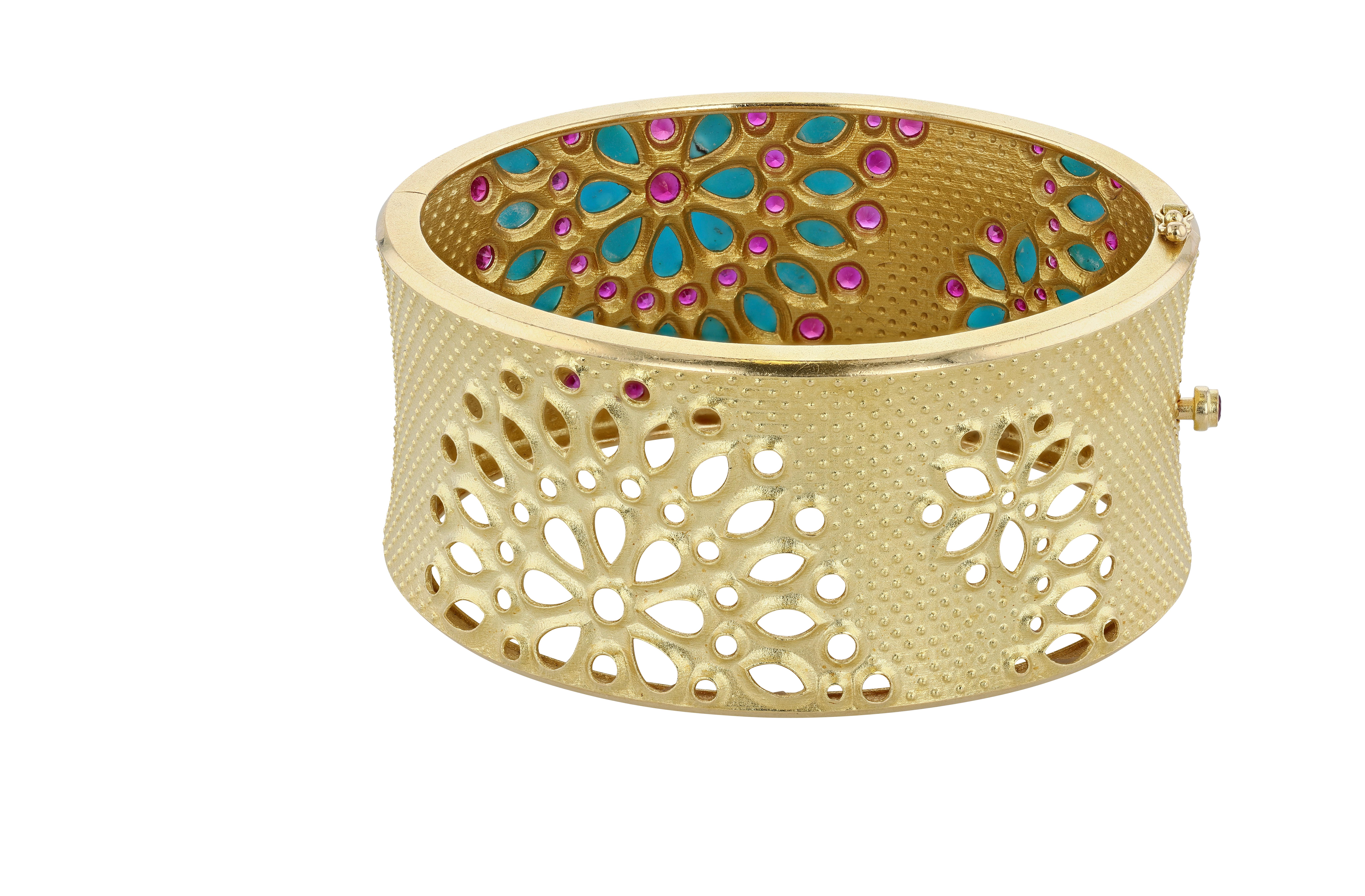 Brazalete con bisagra ancha de oro amarillo de 18 quilates, rubí facetado y turquesa cabujón en forma de marquesa y pera, del famoso joyero Paul Morelli.  Este diseño original de marca registrada está engastado con piedras de rubí y turquesa