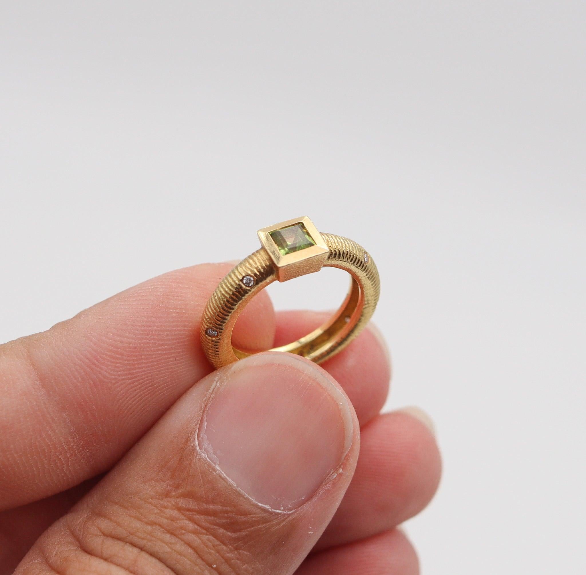 PAUL MORELLI Bague-bandeau en or 18Kt avec diamants et péridot vert vif en vente 4