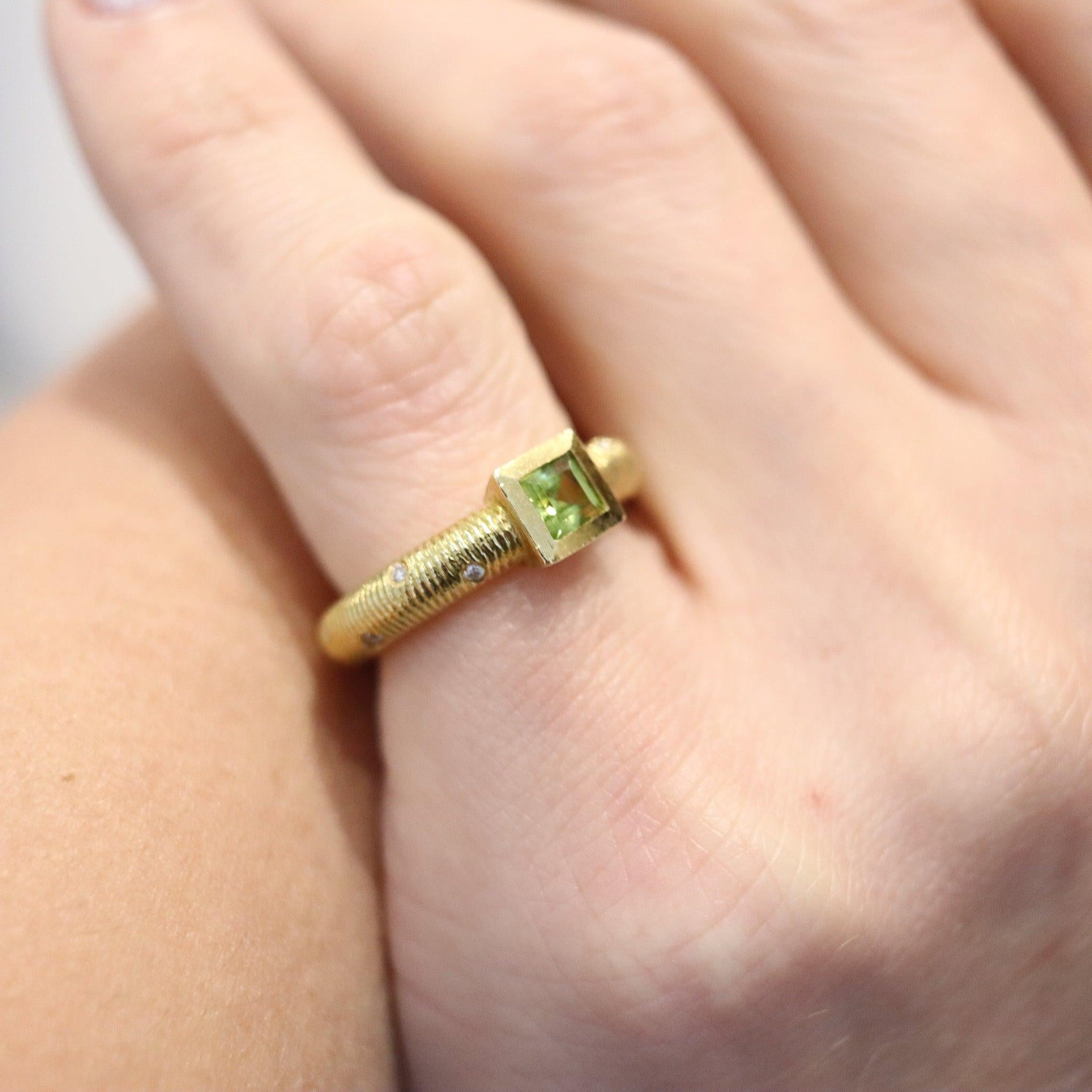 Anneau conçu par Paul Morelli.

Il s'agit d'une magnifique bague colorée créée à Philadelphie aux États-Unis dans l'atelier de joaillerie de Paul Morelli. Cette bague moderniste a été conçue comme un anneau classique en or jaune massif de 18 carats